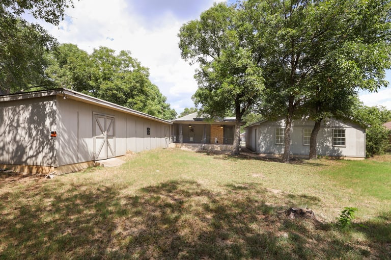 Photo 7 of 30 - 1404 Stanwood Ave, Cleburne, TX 76033