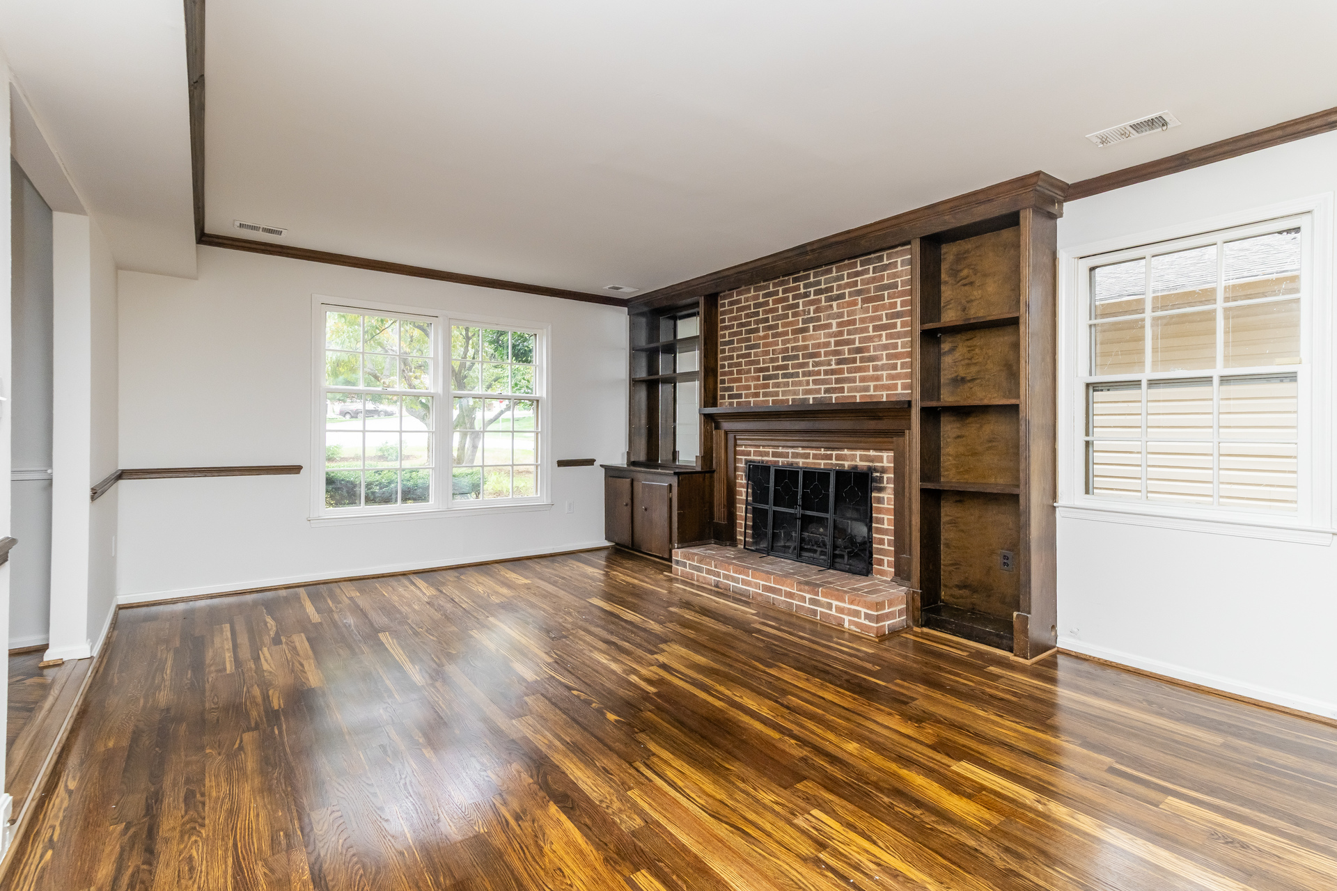 Photo 3 of 31 of 1600 Charnita Ct, Vienna, VA
