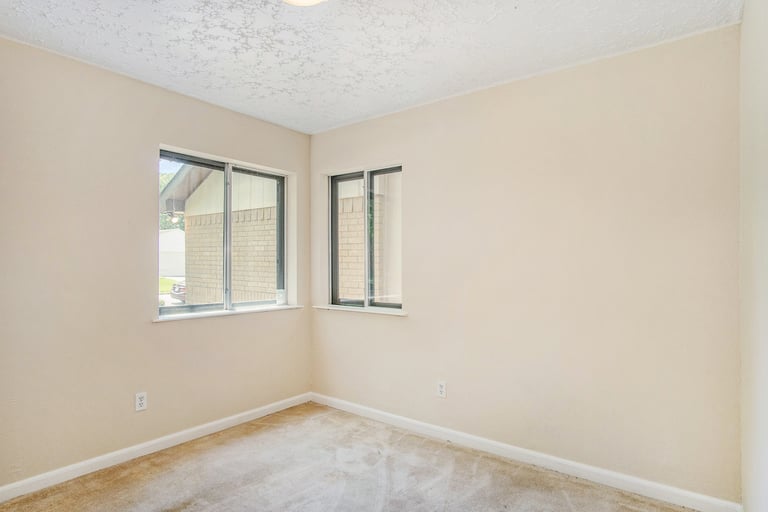 Photo 14 of 17 - 319 Richvale Ln, Webster, TX 77598