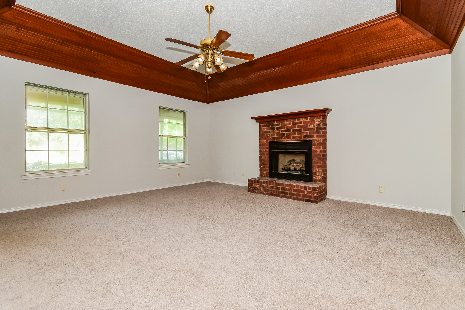 Photo 3 of 20 of 2127 N Village Dr, Bonham, TX