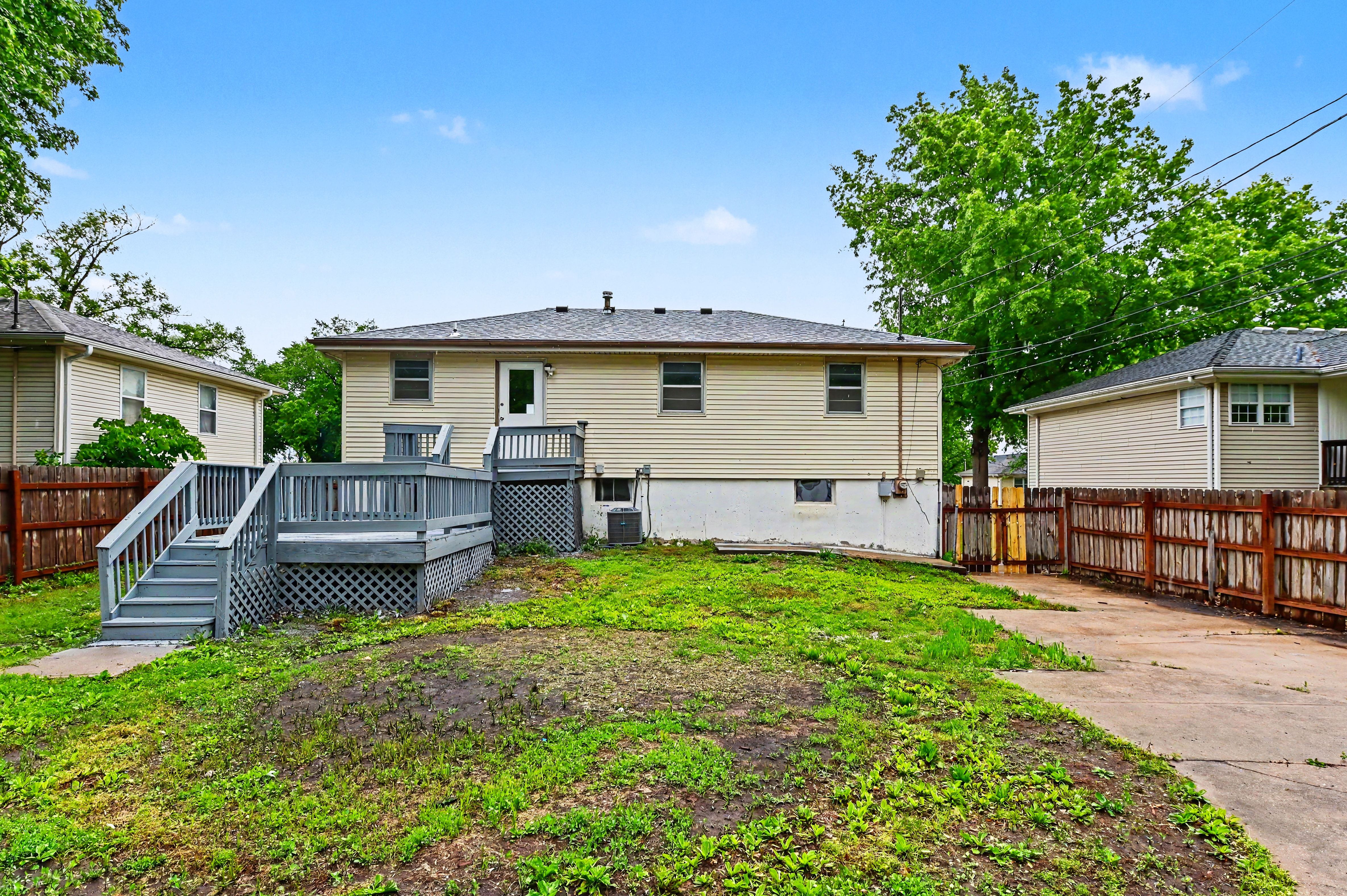 Photo 5 of 20 of 613 W Hulett St, Edgerton, KS