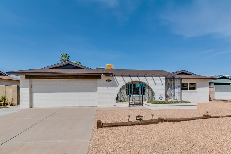 Photo 1 of 37 - 13840 N 52nd Dr, Glendale, AZ 85306