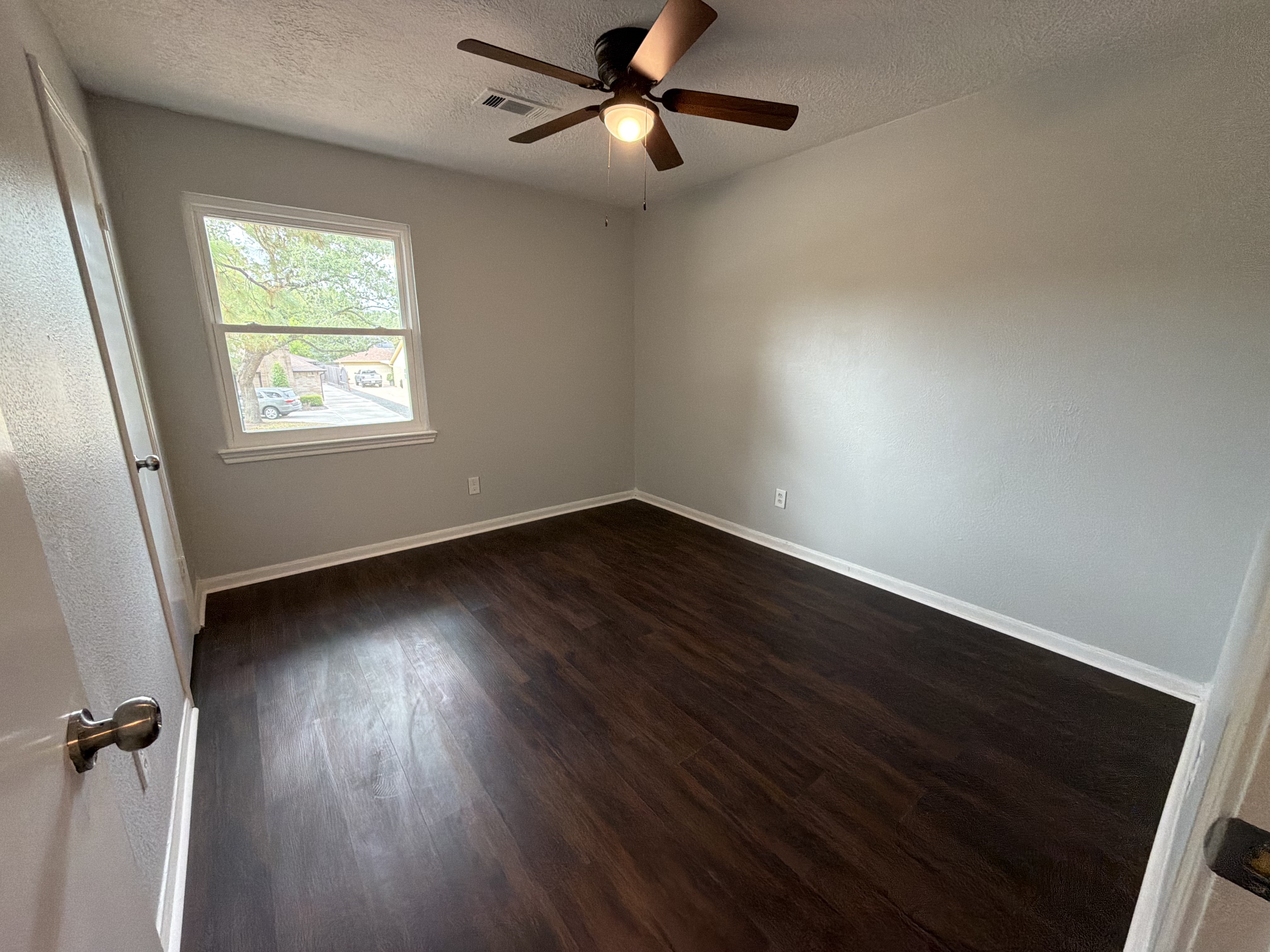 Photo 6 of 25 of 16121 Lakeview Dr, Jersey Village, TX
