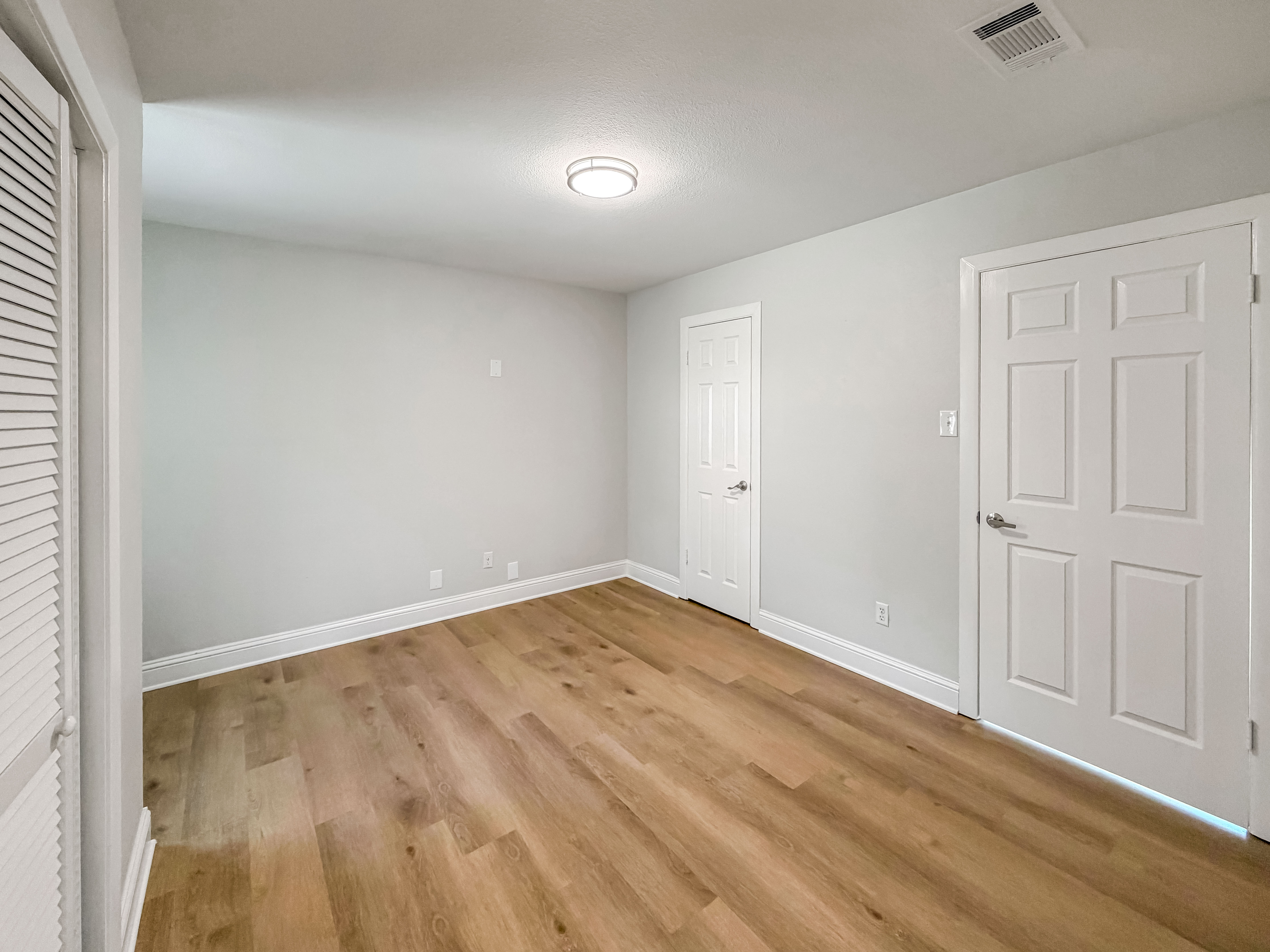 Photo 4 of 27 of 100 W Pleasantview Dr, Hurst, TX