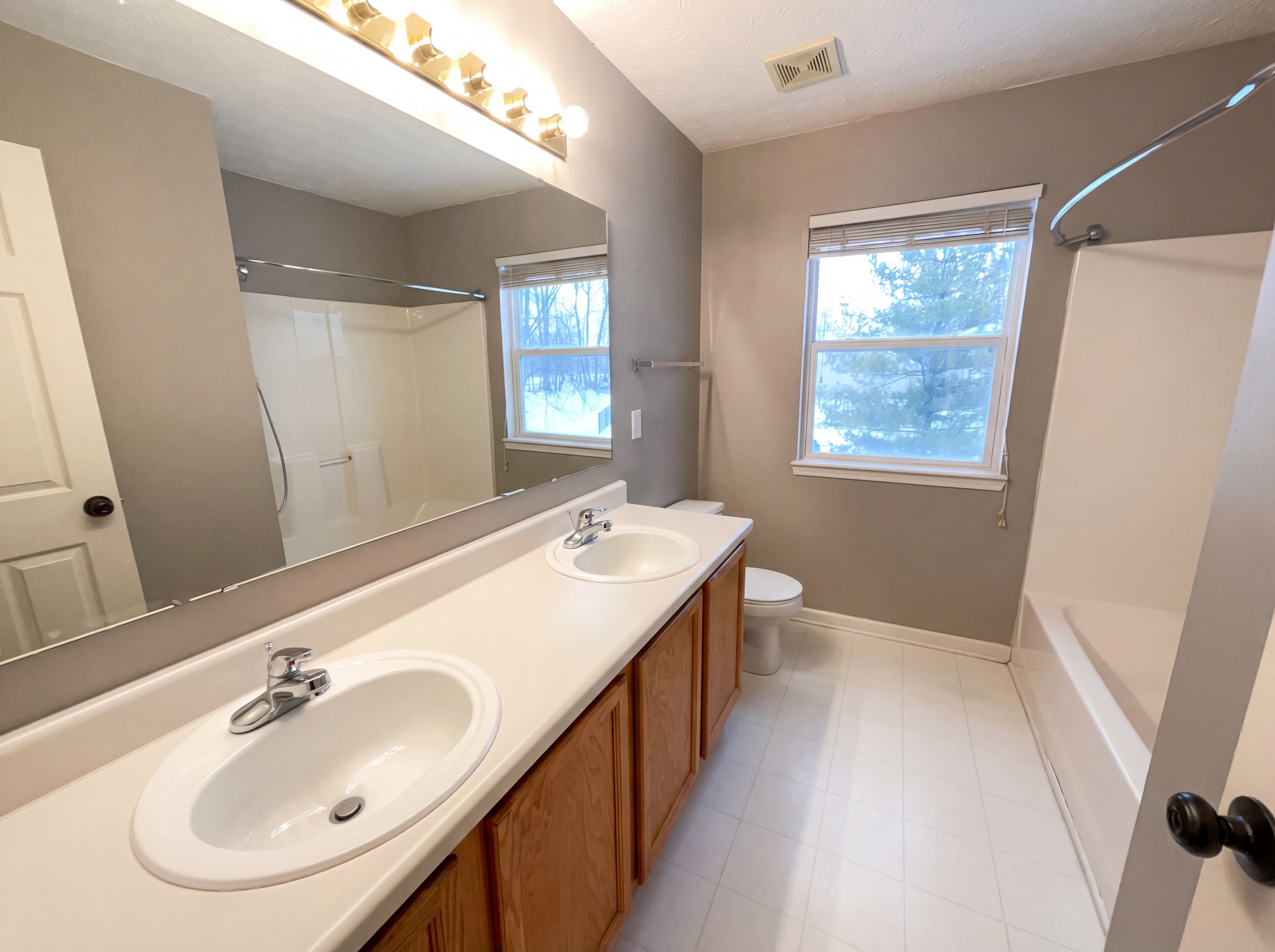 Photo 17 of 20 of 5259 Baysdon Cir, Indianapolis, IN