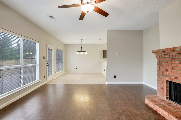 Photo 13 of 26 - 5716 Wimbledon Cir, Haltom City, TX 76137