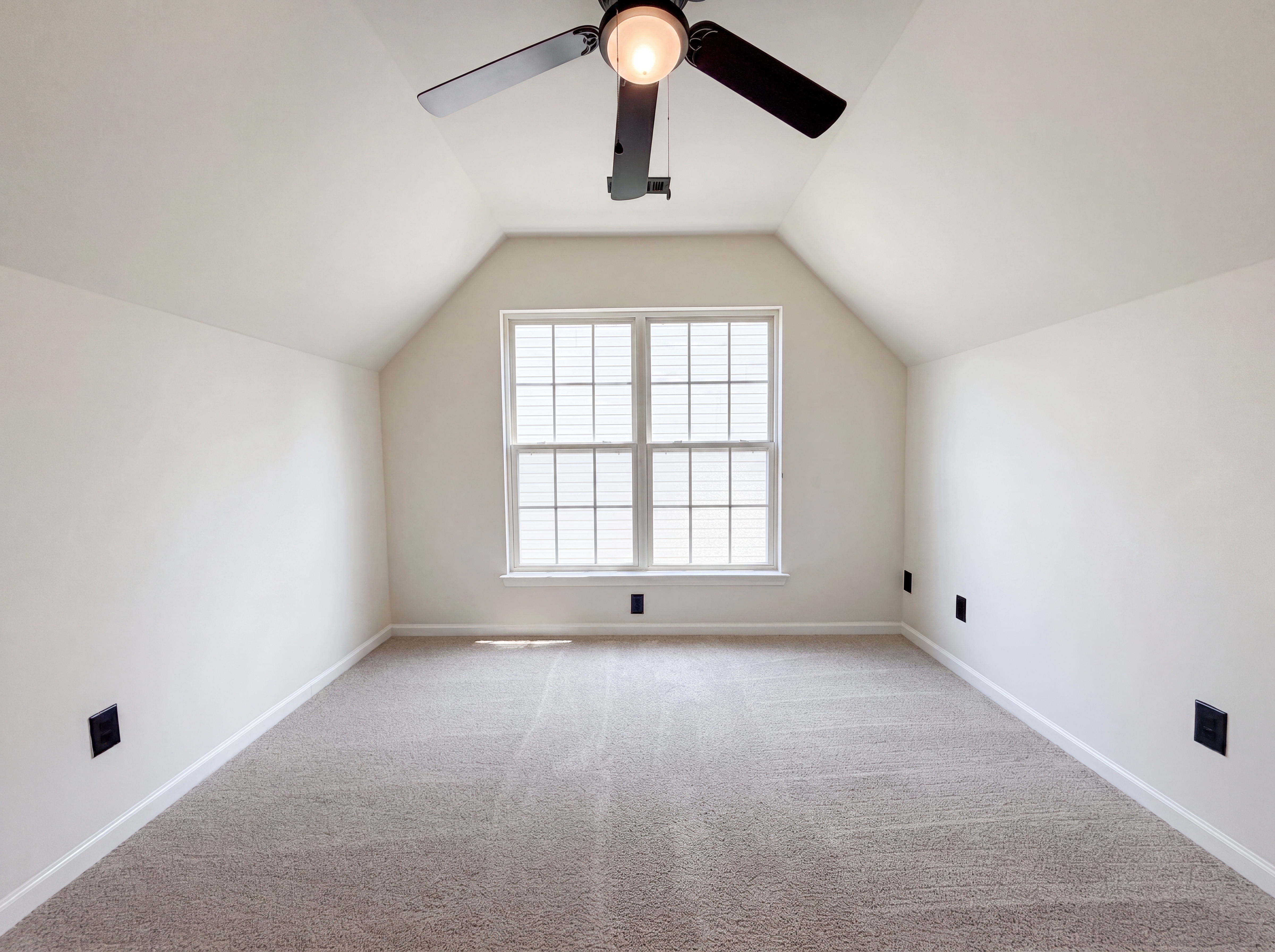 Photo 4 of 21 of 6121 Linda Vista Ln, Charlotte, NC
