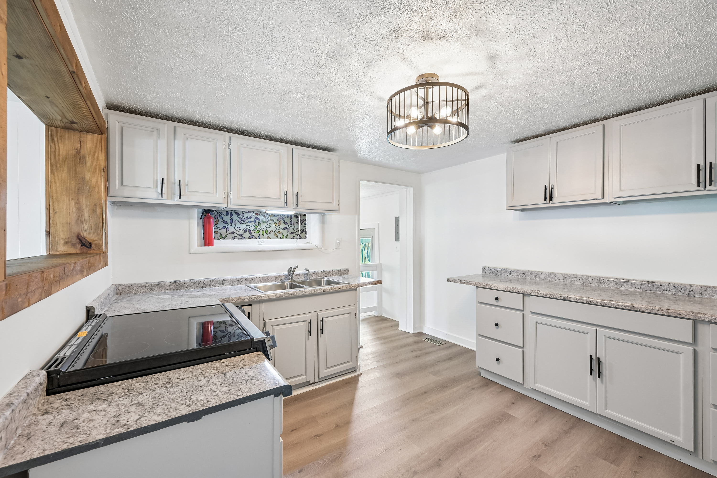Photo 10 of 23 of 1511 E 20th St, Muncie, IN