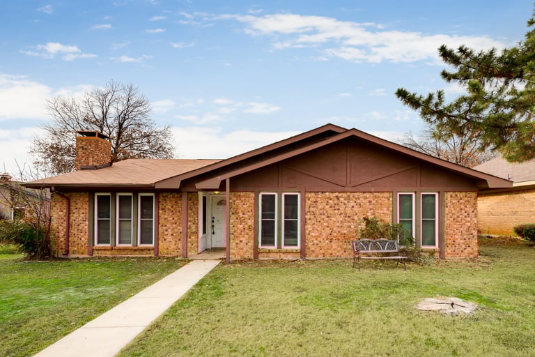 Photo 1 of 29 - 1426 Westwood Dr, Lewisville, TX 75067