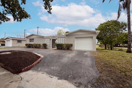 Photo 1 of 2 of 820 NW 78th Ave, Pembroke Pines, FL