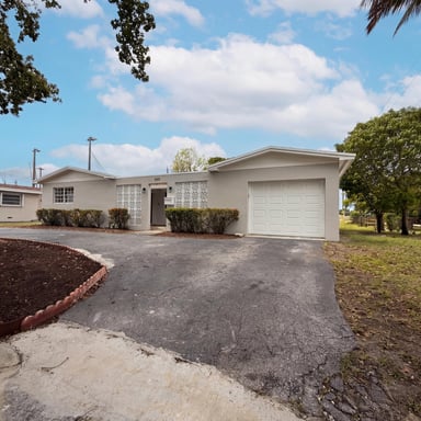 Property photo 1 of 820 NW 78th Ave