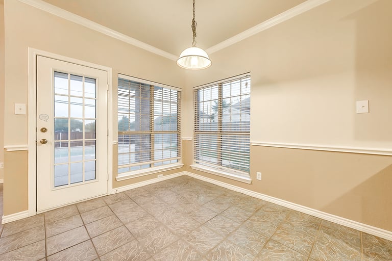 Photo 10 of 27 - 710 Ascot Park Dr, Mansfield, TX 76063
