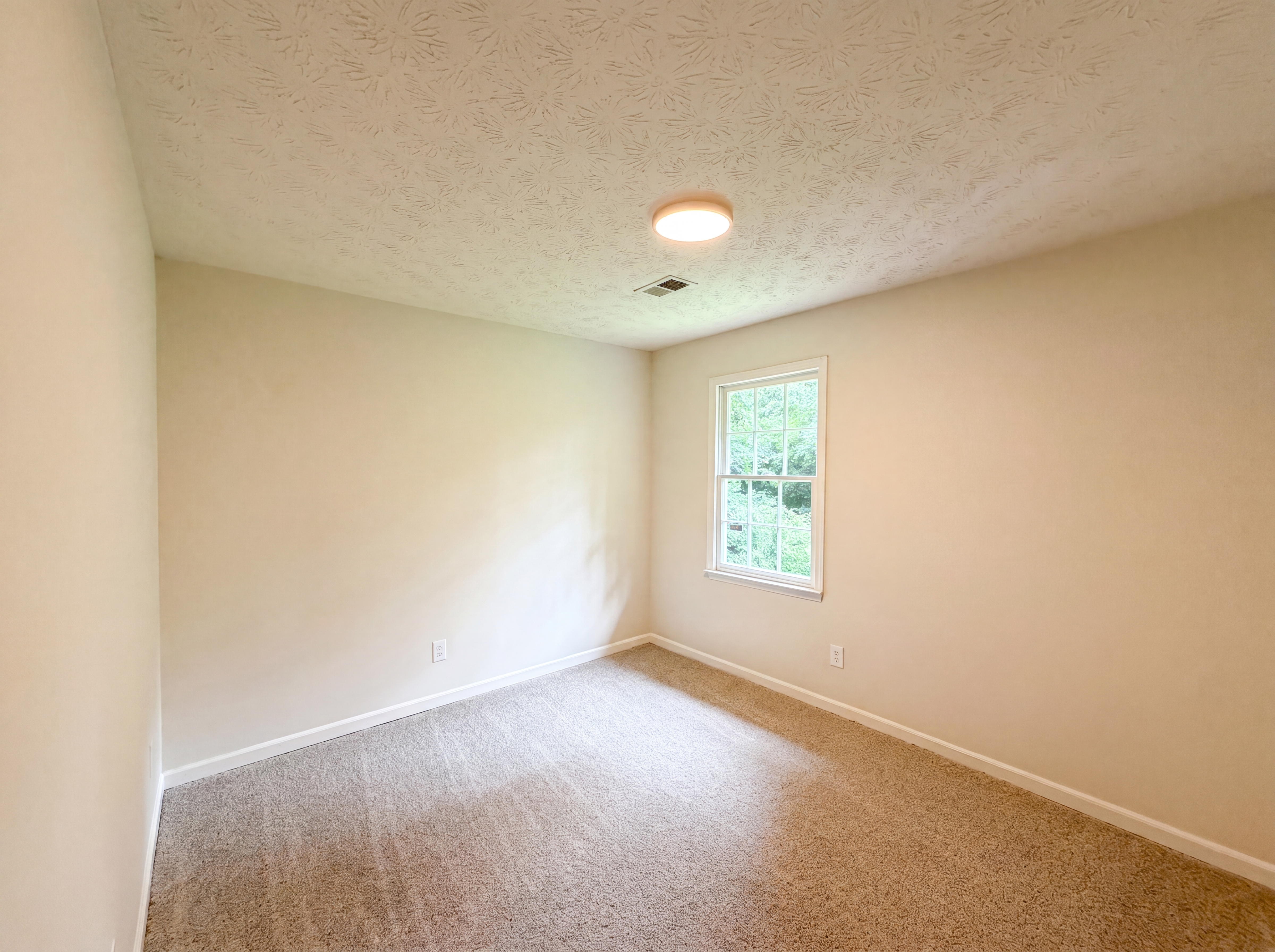 Photo 4 of 31 of 6486 Lynndale Ln, Morrow, GA