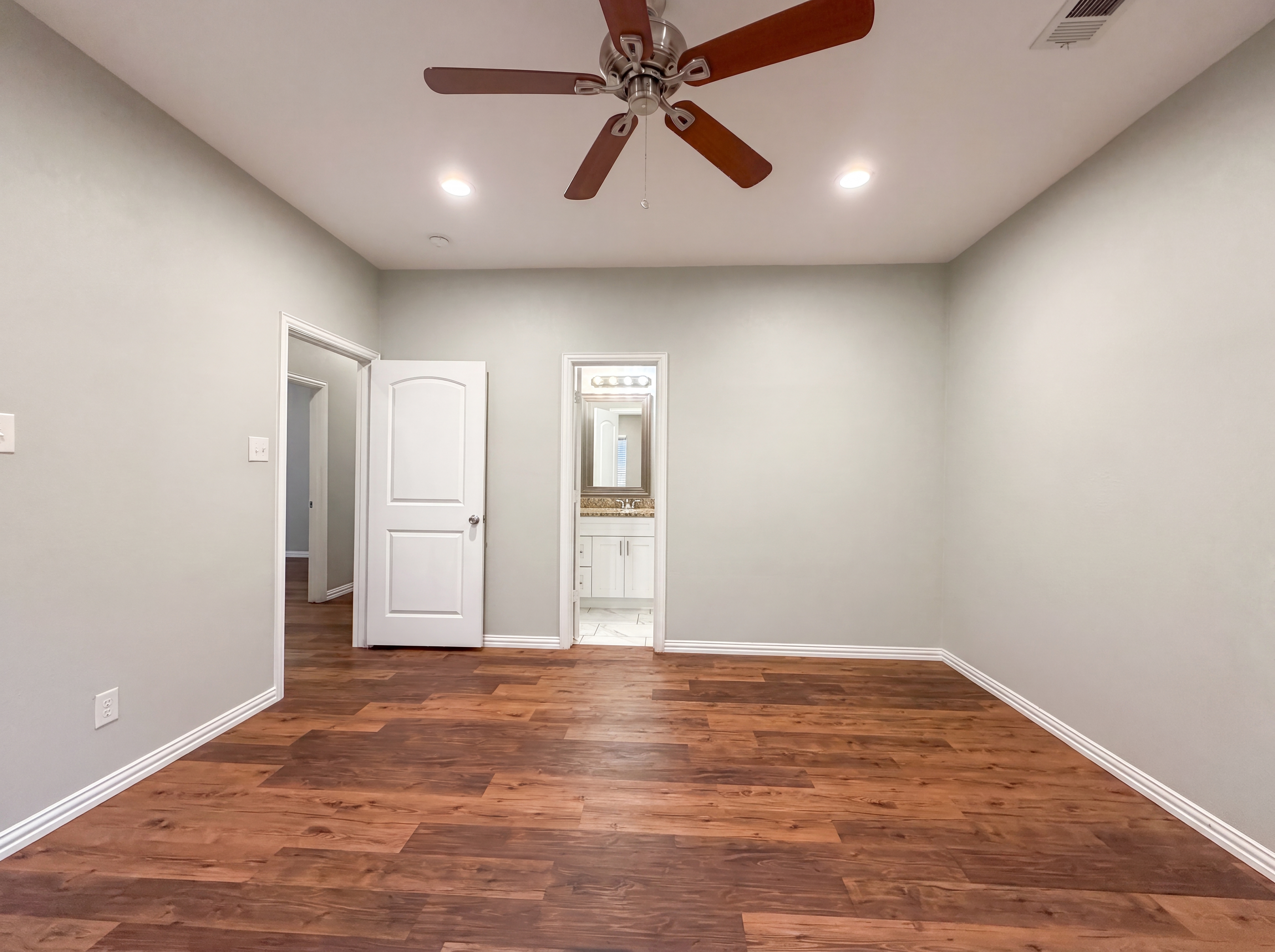 Photo 16 of 18 of 619 E Arlington Ave, Fort Worth, TX
