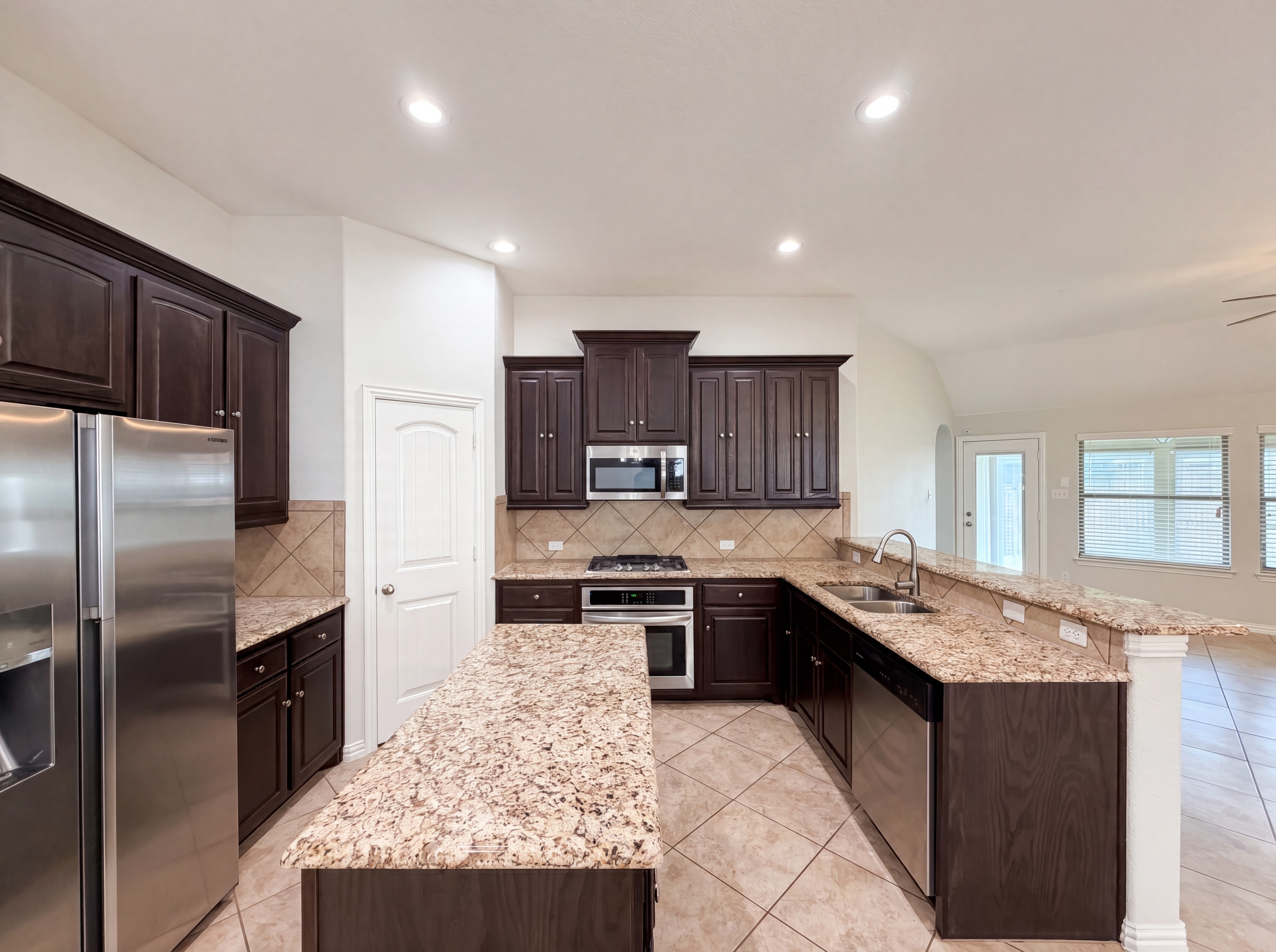 Photo 2 of 20 of 709 Ravenwood Dr, Saginaw, TX