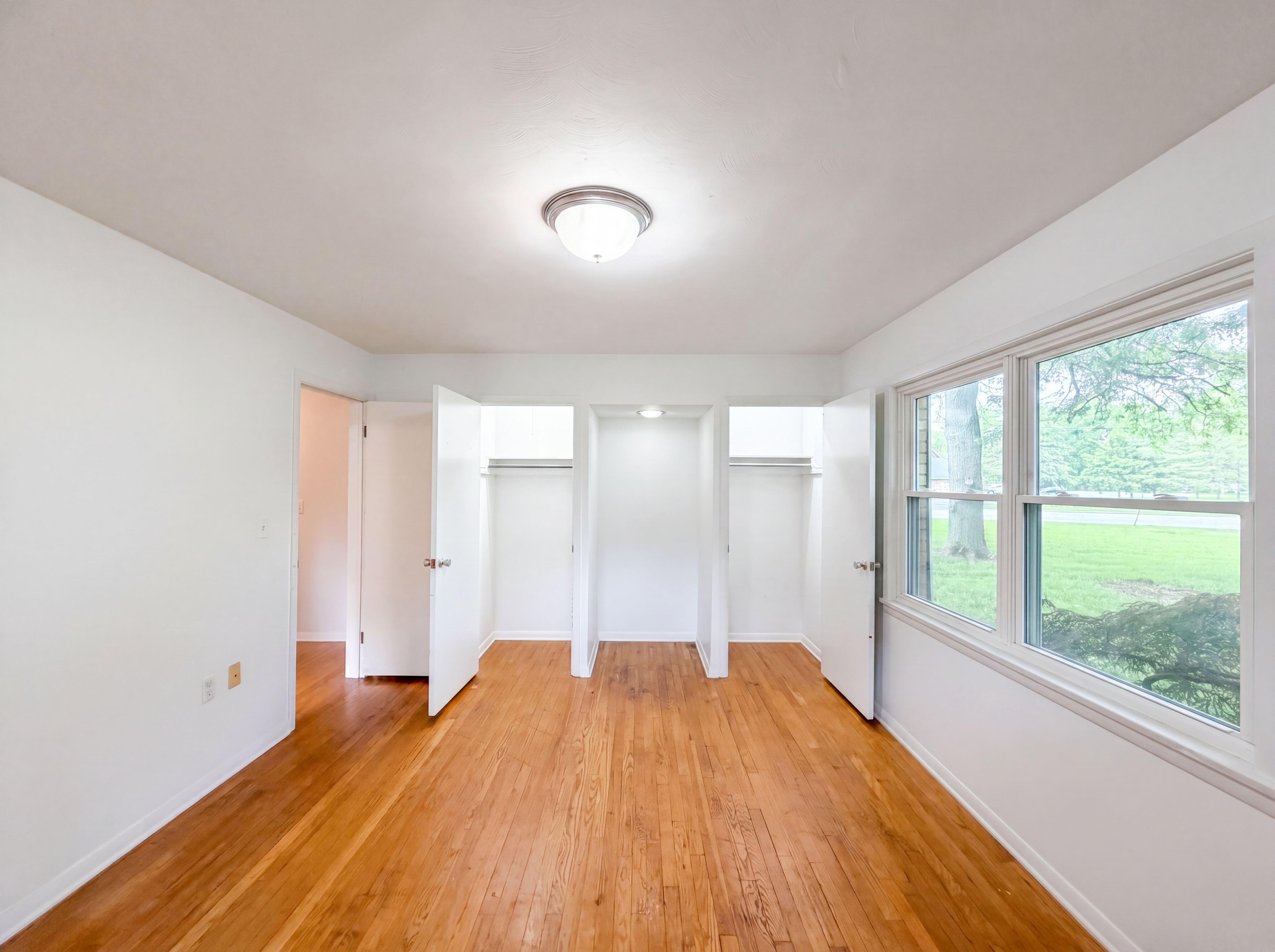 Photo 4 of 21 of 36700 Lakeland Dr, Avon, OH