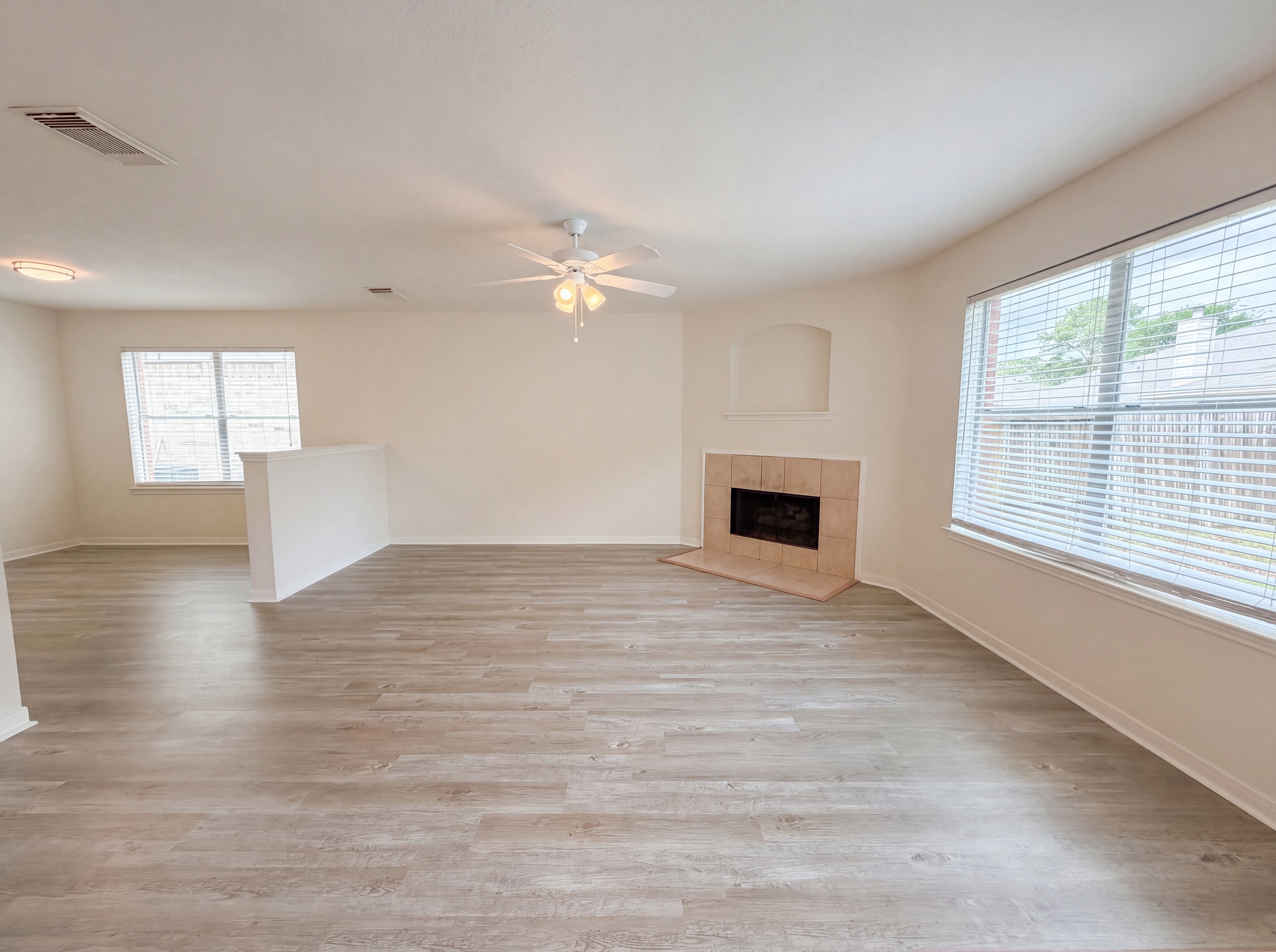 Photo 8 of 23 of 11918 Sonora Springs Dr, Tomball, TX