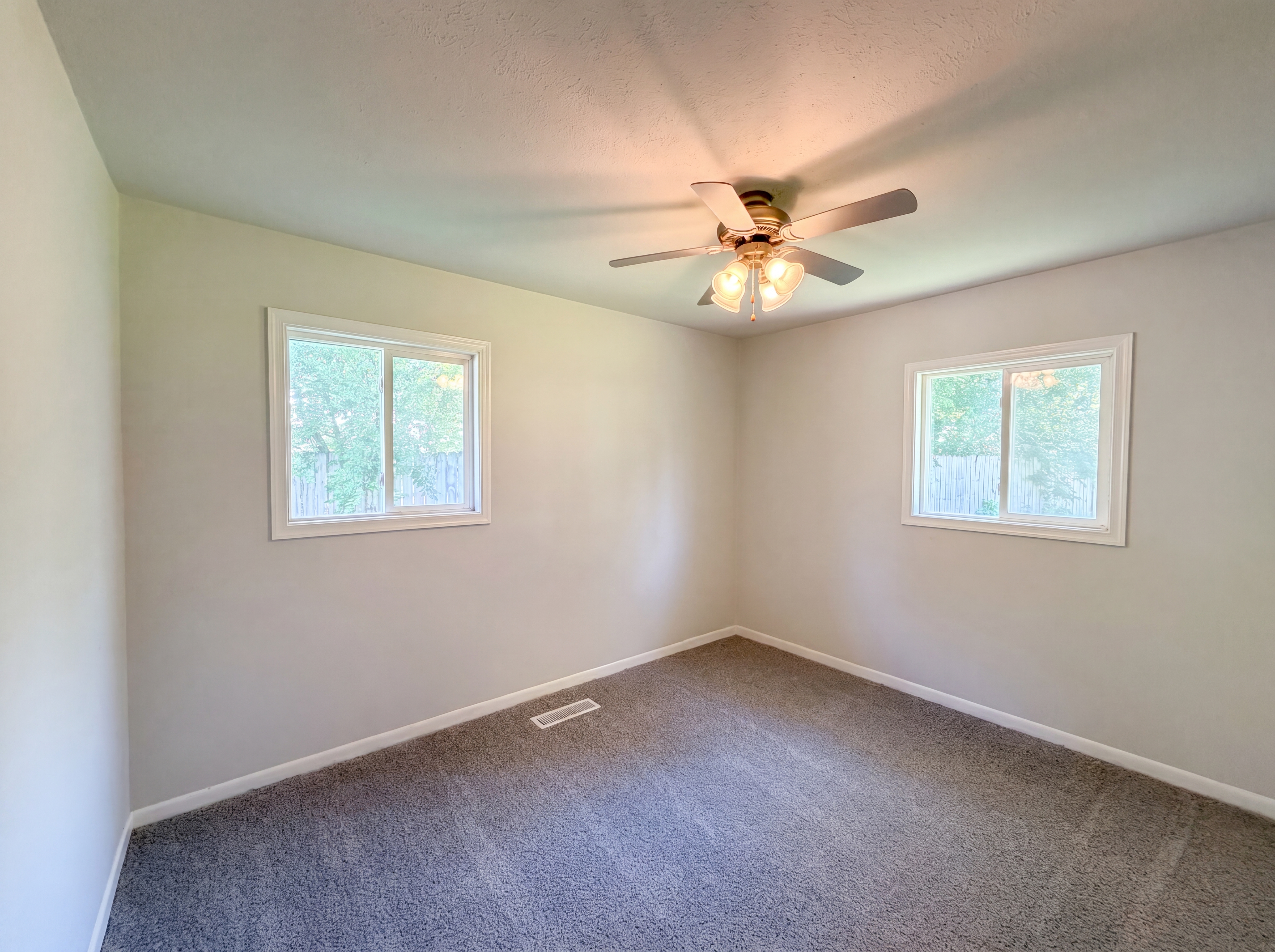 Photo 4 of 15 of 217 Crestwood Dr, Whiteland, IN