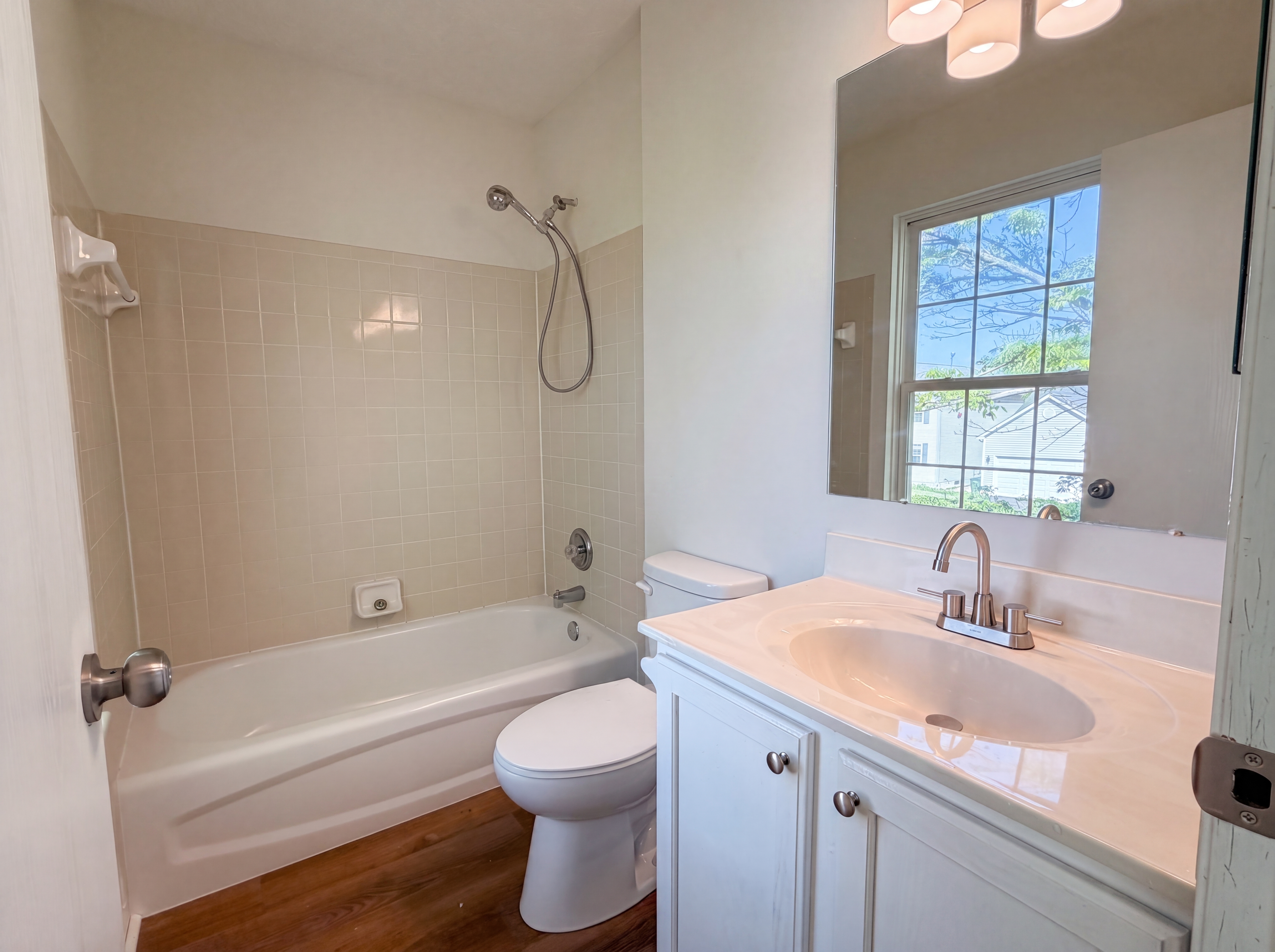 Photo 18 of 30 of 5074 Langcroft Dr, Hilliard, OH