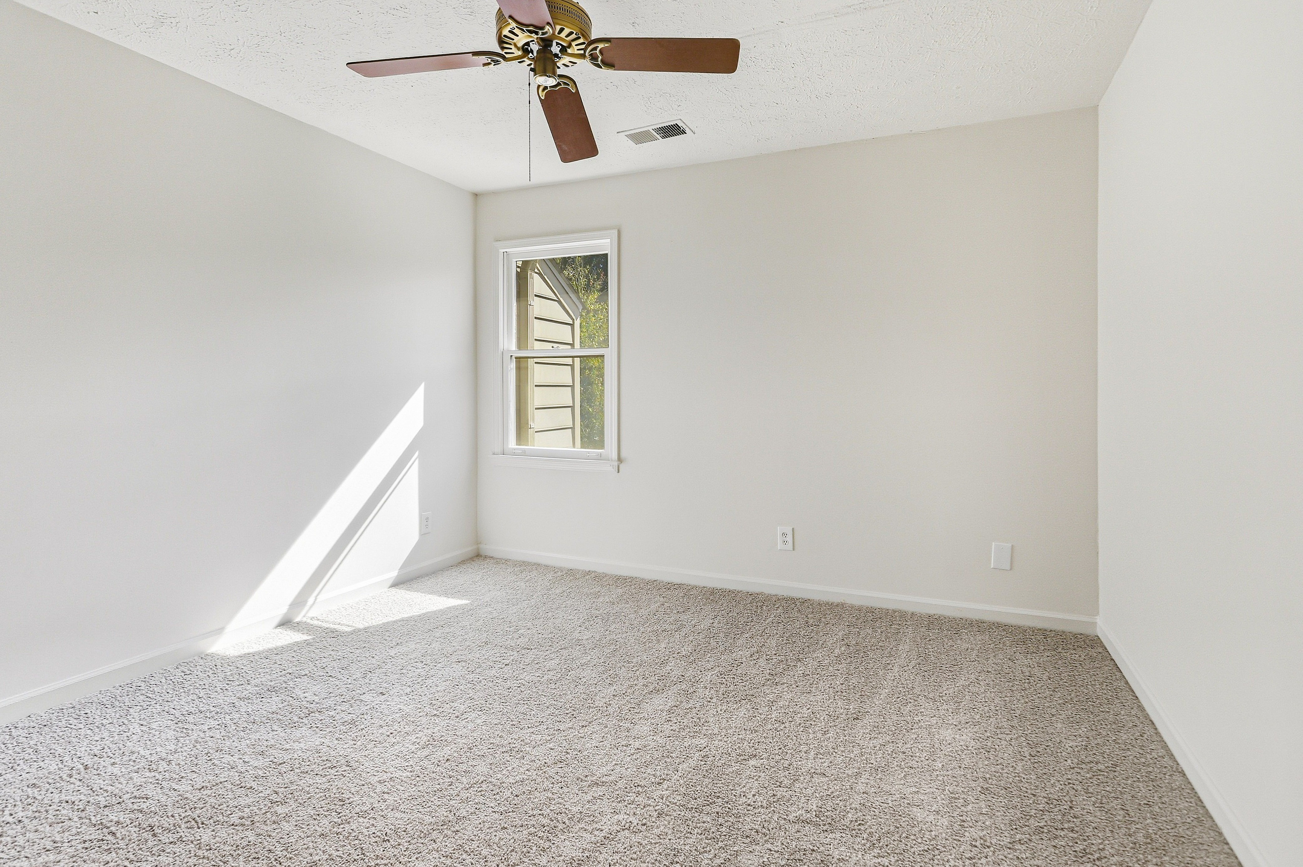 Photo 13 of 24 of 6305 Windsor Trace Dr, Peachtree Corners, GA