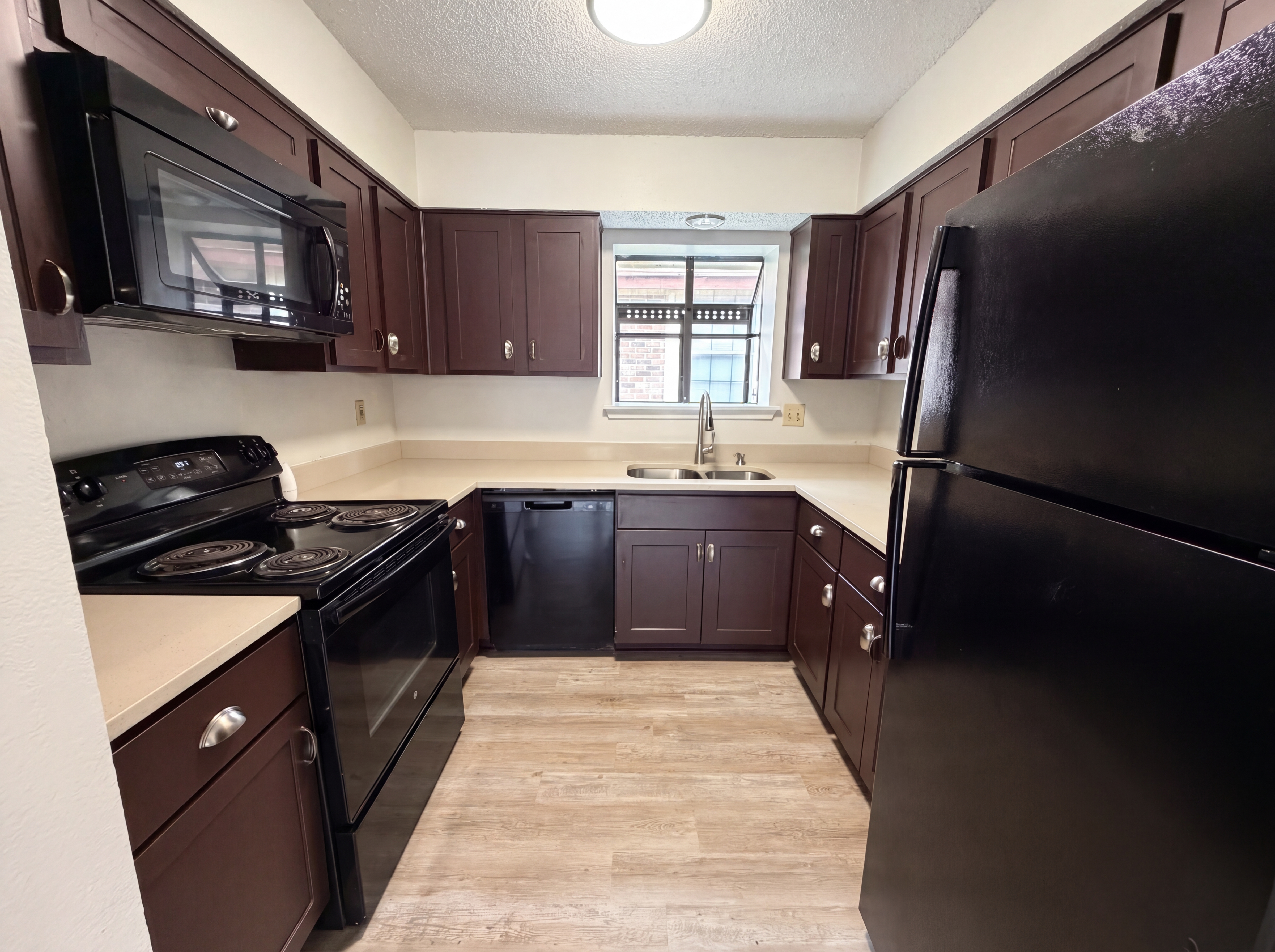 Photo 2 of 18 of 1502 Allen Dr, Cedar Hill, TX