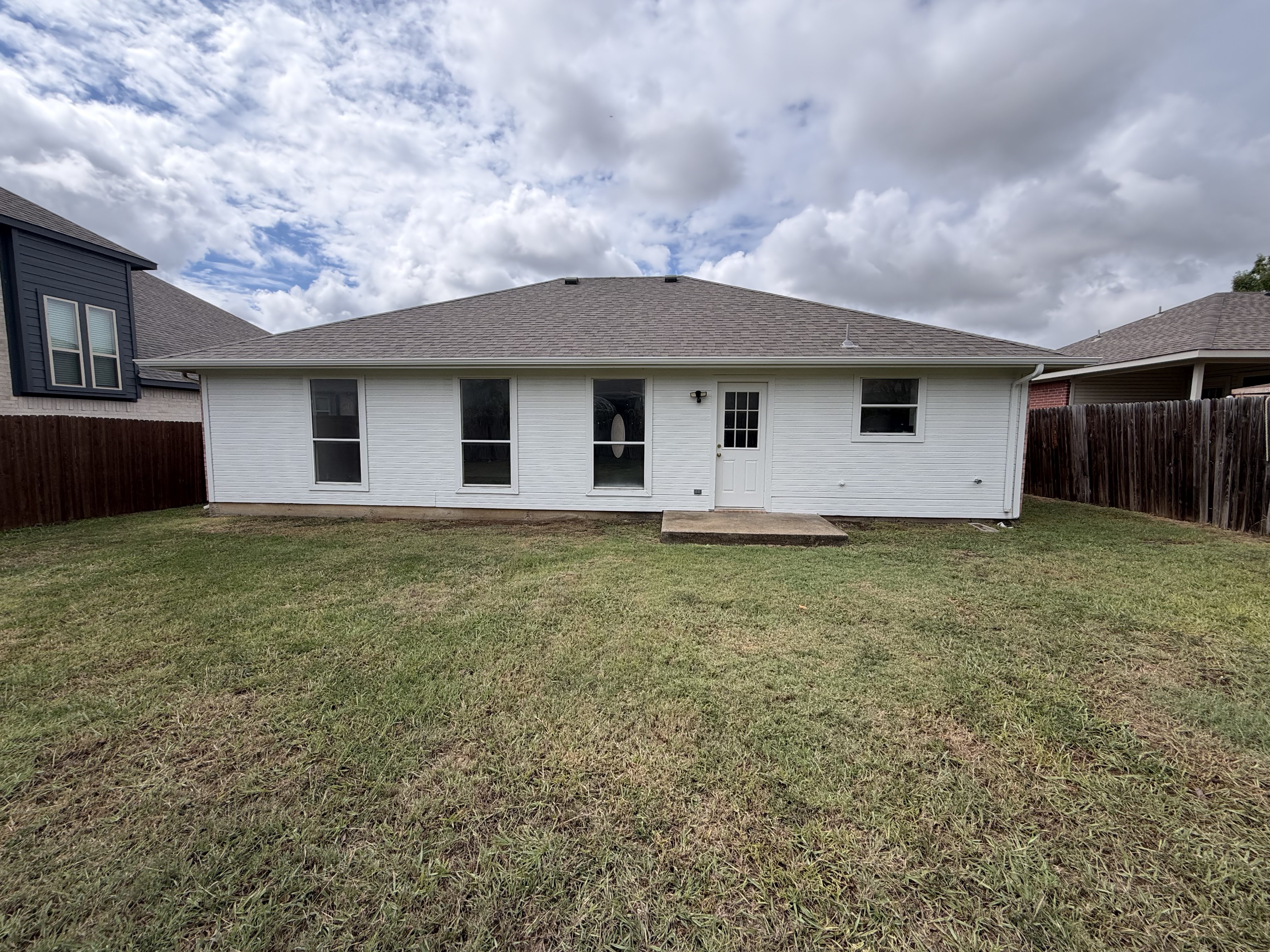 Photo 5 of 21 of 208 Comanche Trl, Alvarado, TX