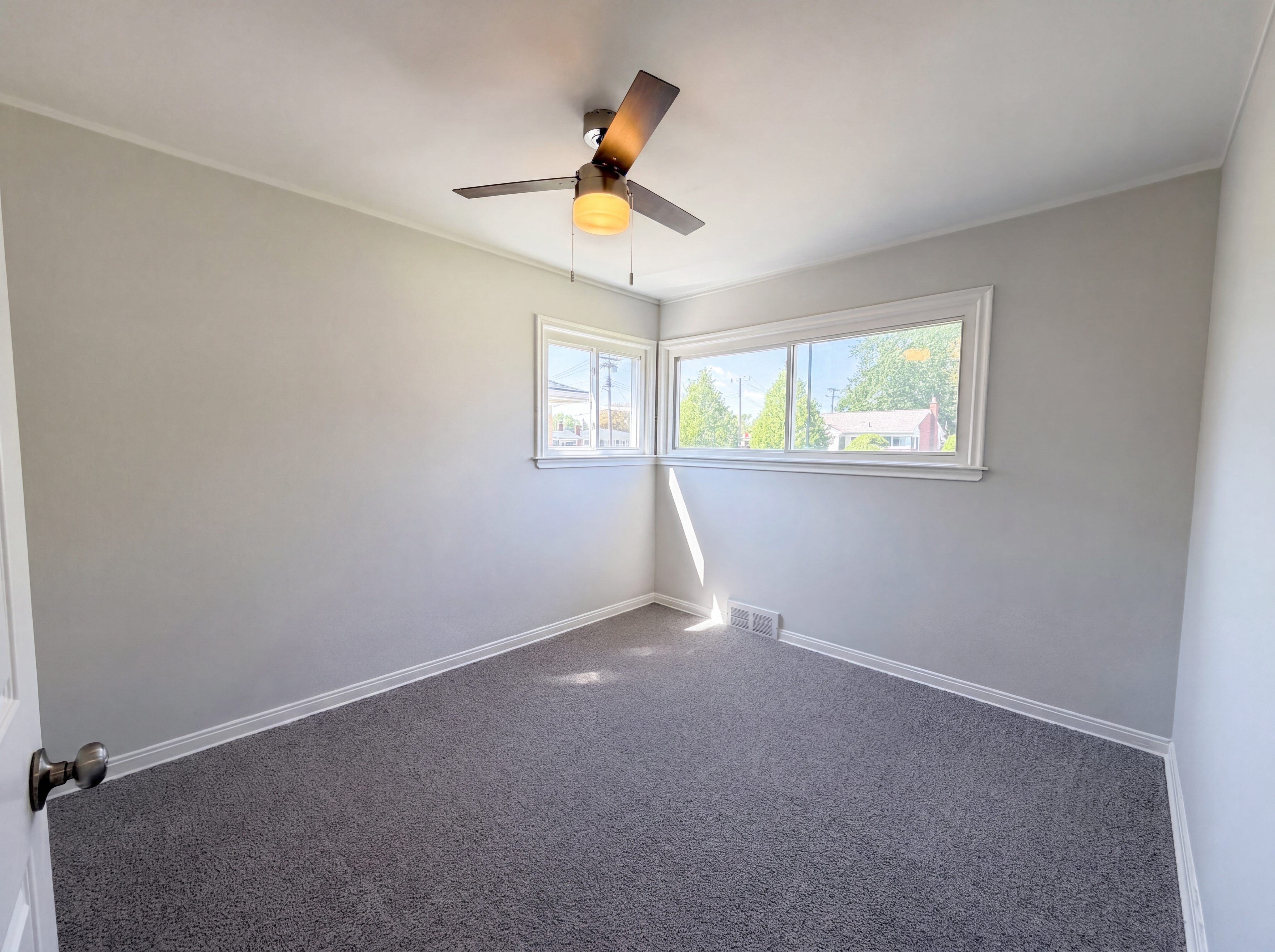 Photo 4 of 18 of 28832 Kaufman St, Roseville, MI