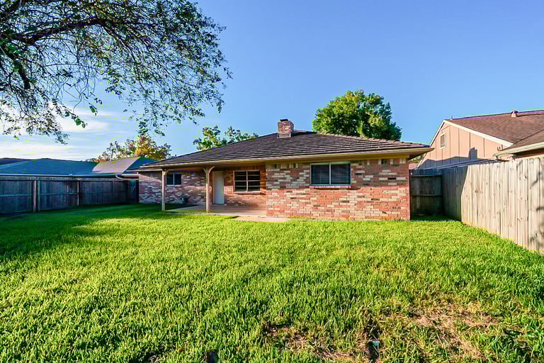 Photo 8 of 27 - 5113 Meadow Crest St, La Porte, TX 77571
