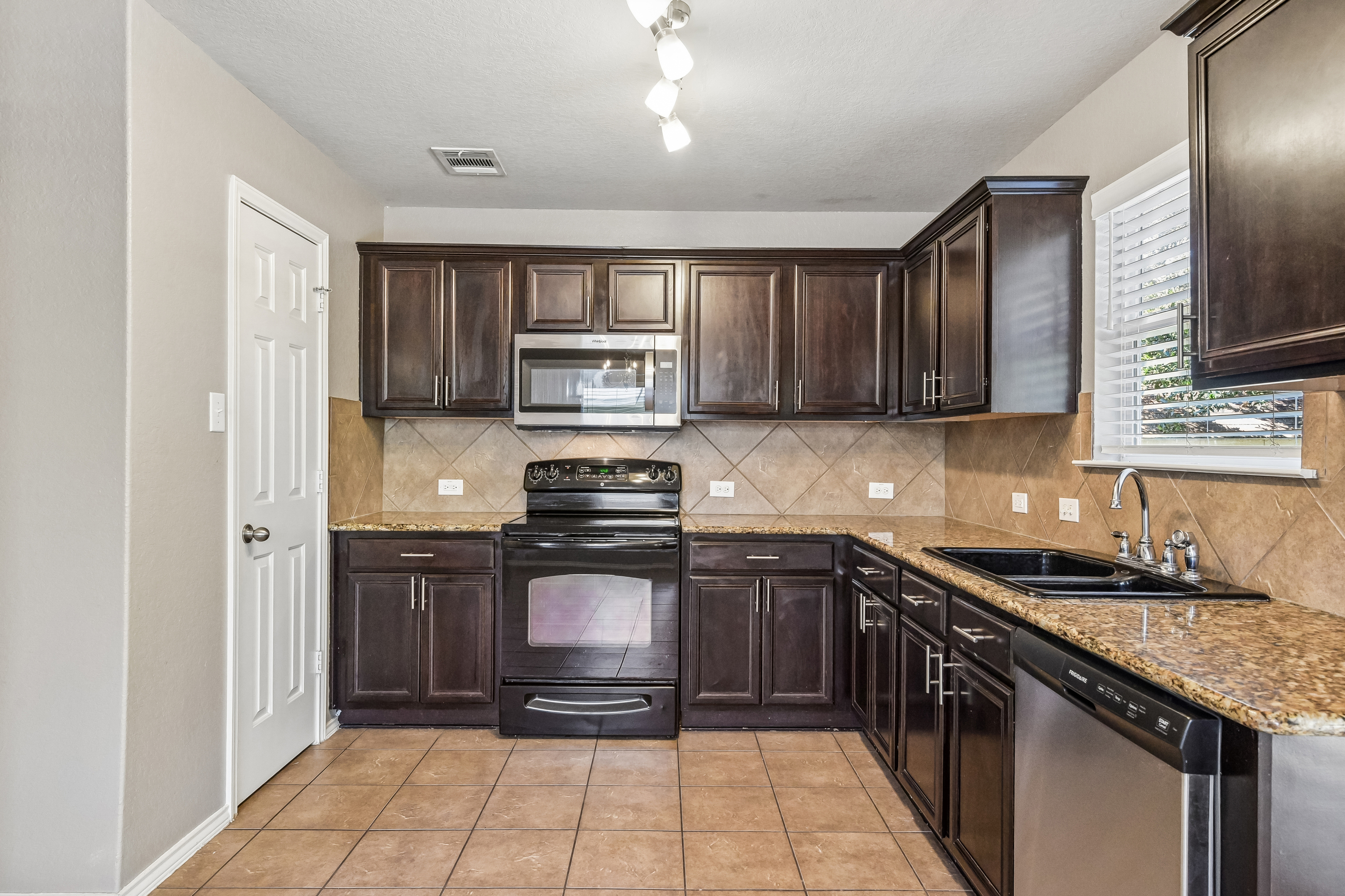 Photo 19 of 49 of 2535 Fayette Dr, New Braunfels, TX