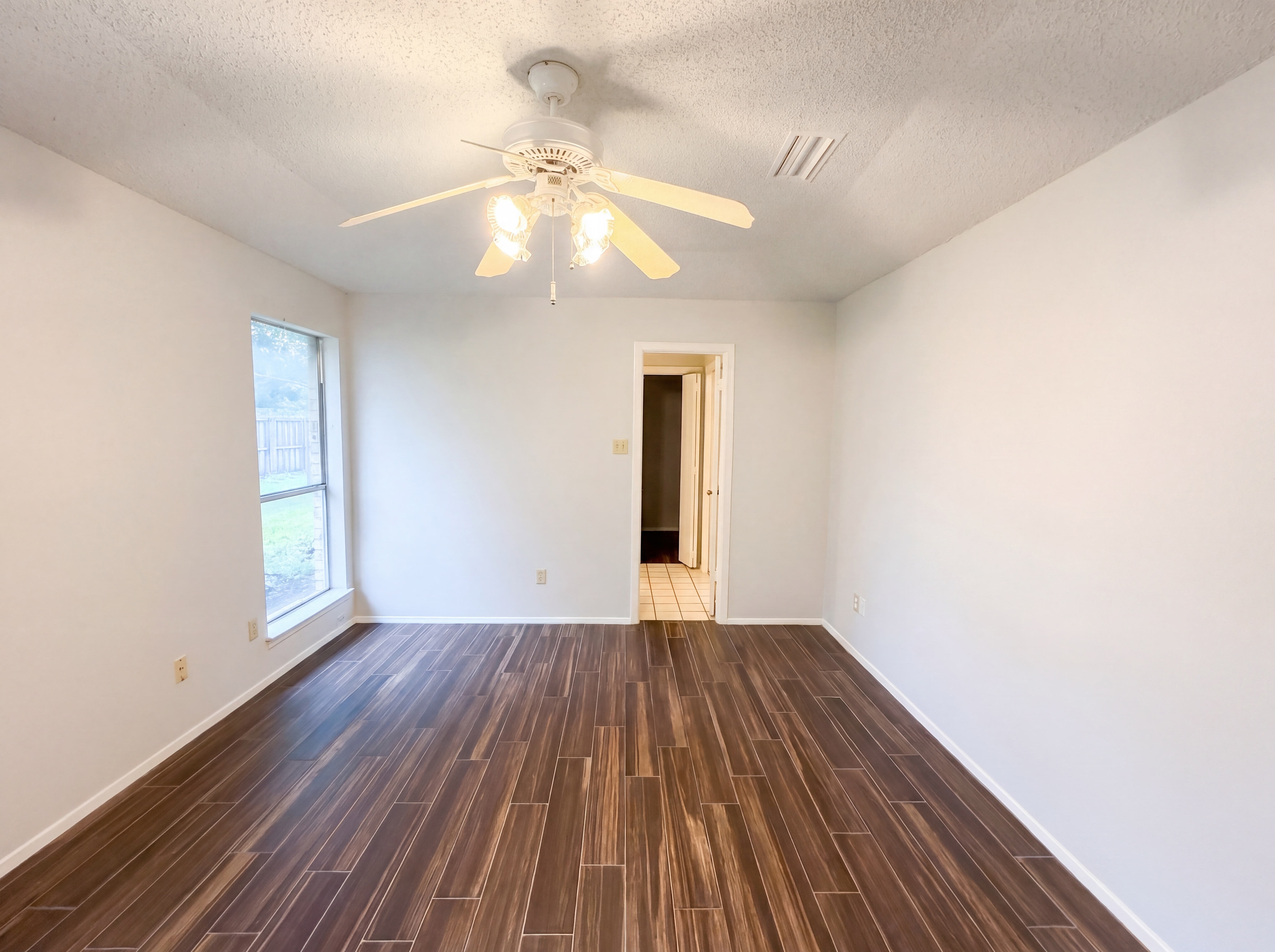 Photo 4 of 28 of 3701 Westminster Dr, Carrollton, TX