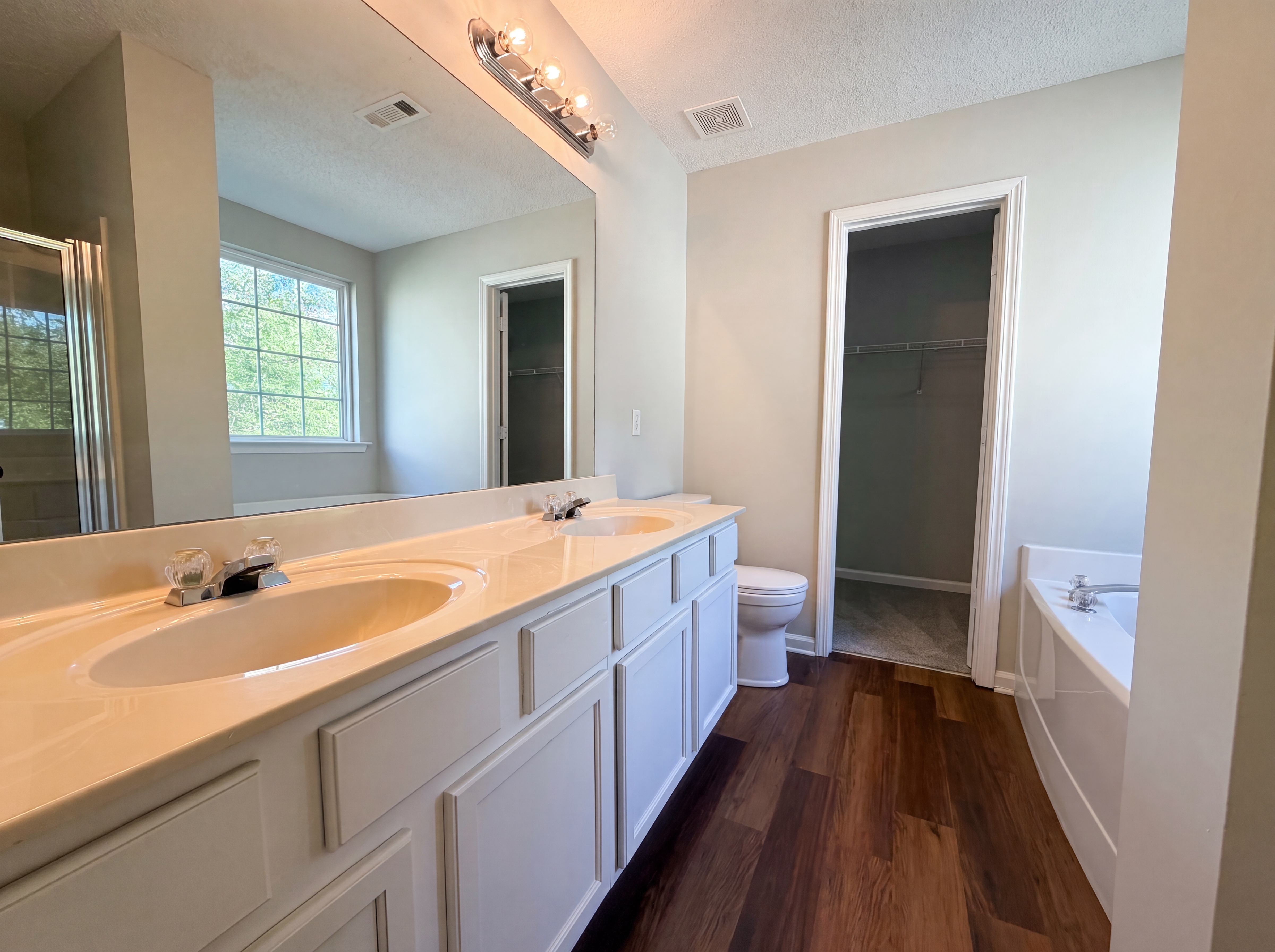 Photo 9 of 23 of 635 Sable View Ln, Atlanta, GA