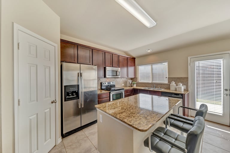 Photo 4 of 30 - 2807 Oak Glen Dr, Grand Prairie, TX 75052