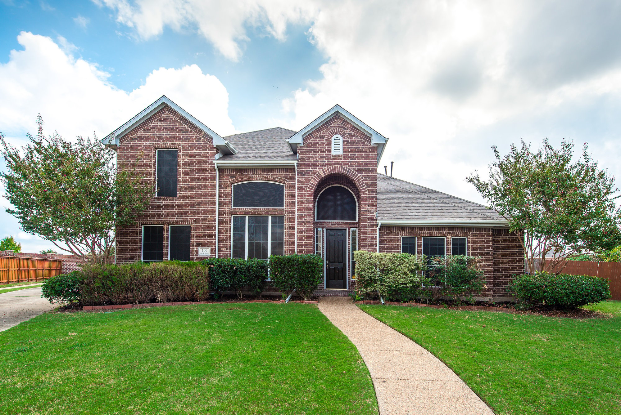 Photo 1 of 34 - 600 Country Meadow Dr, Murphy, TX 75094