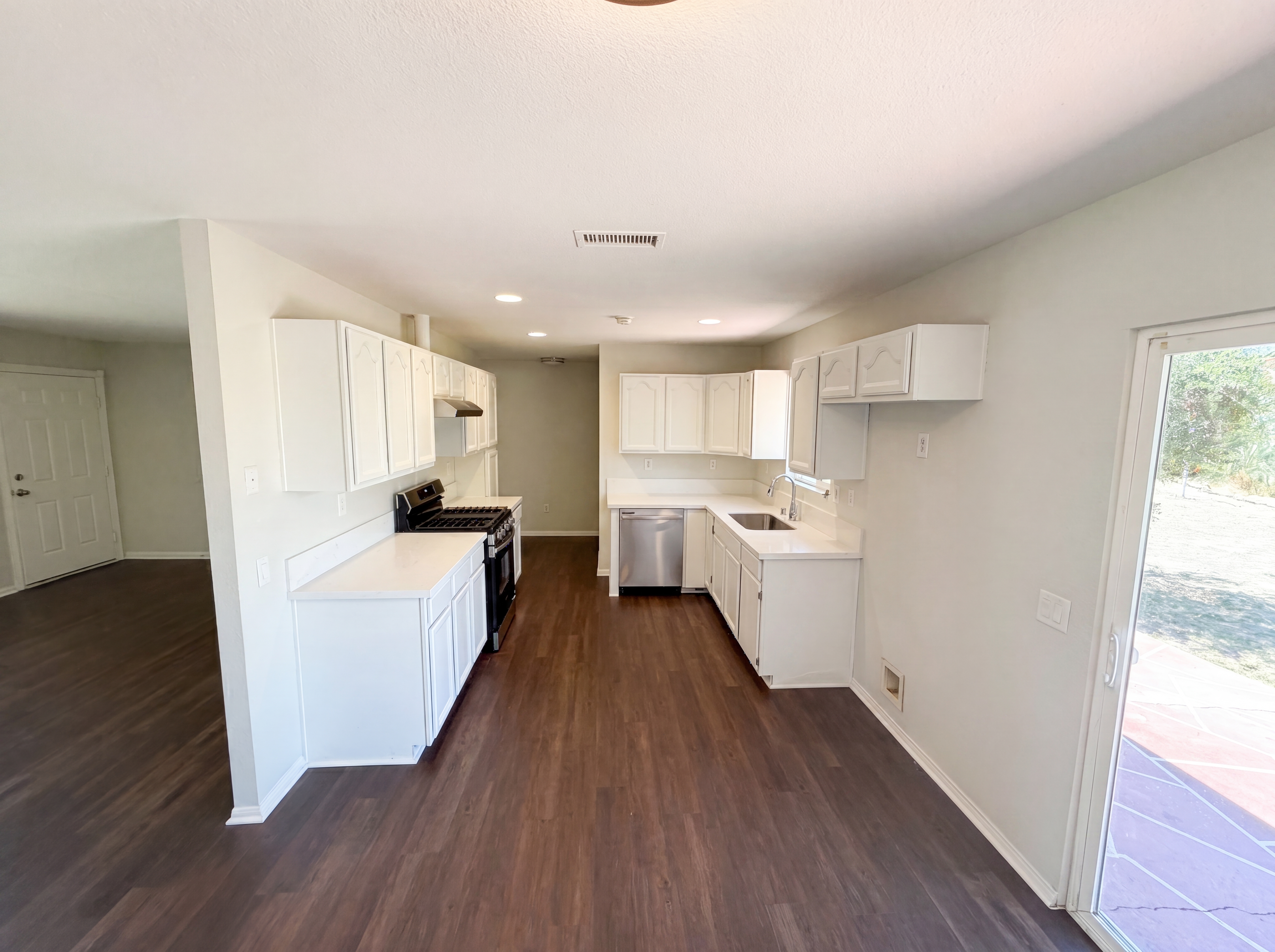 Photo 10 of 20 of 215 Laurel Ln, Hemet, CA
