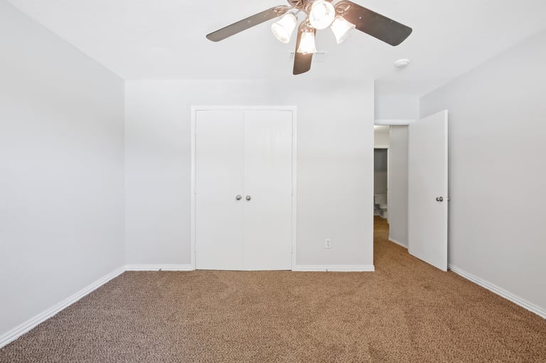 Photo 18 of 26 - 9812 Parkmere Dr, Fort Worth, TX 76108