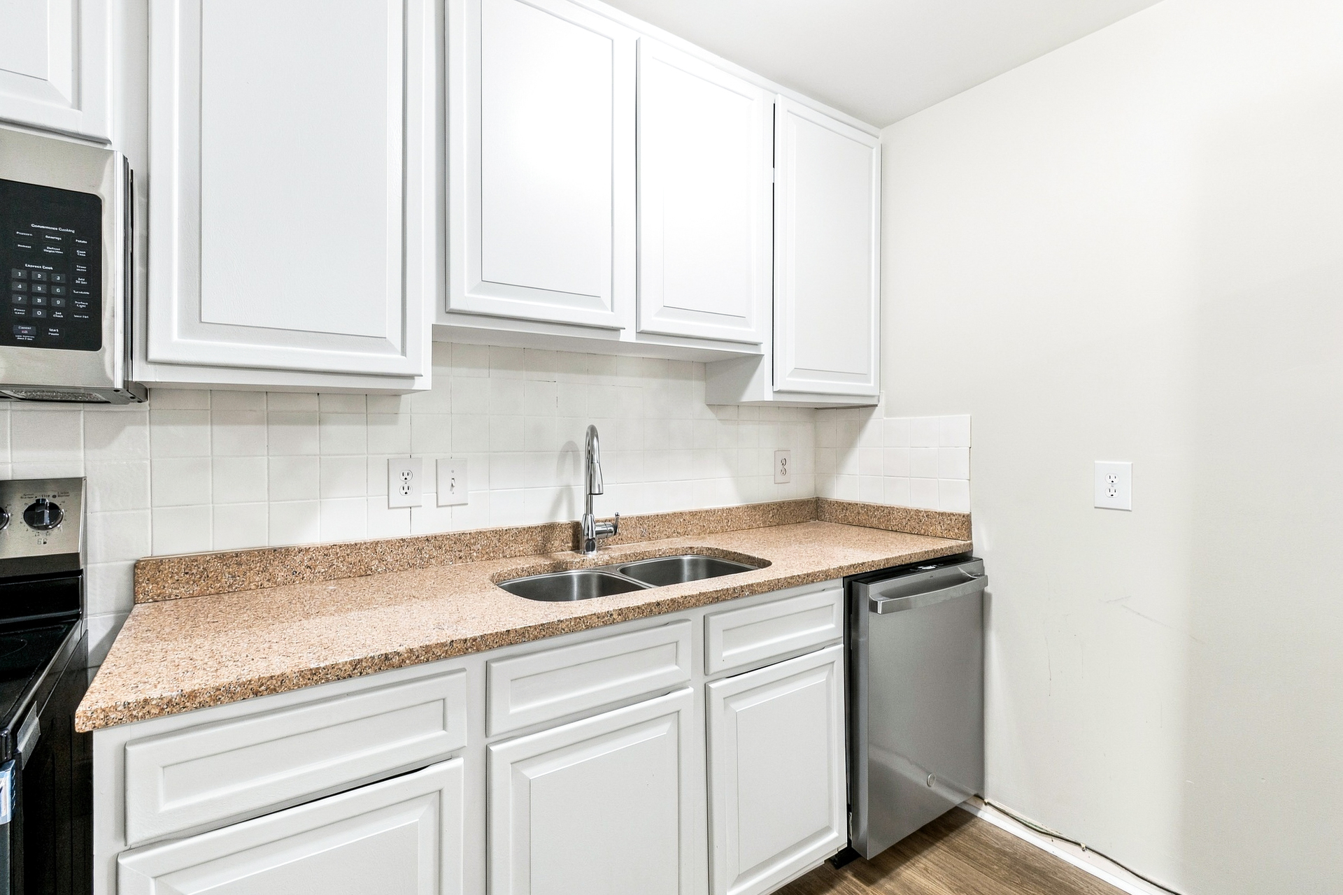 Photo 6 of 21 of 4916 Longhorn Dr, Woodbridge, VA