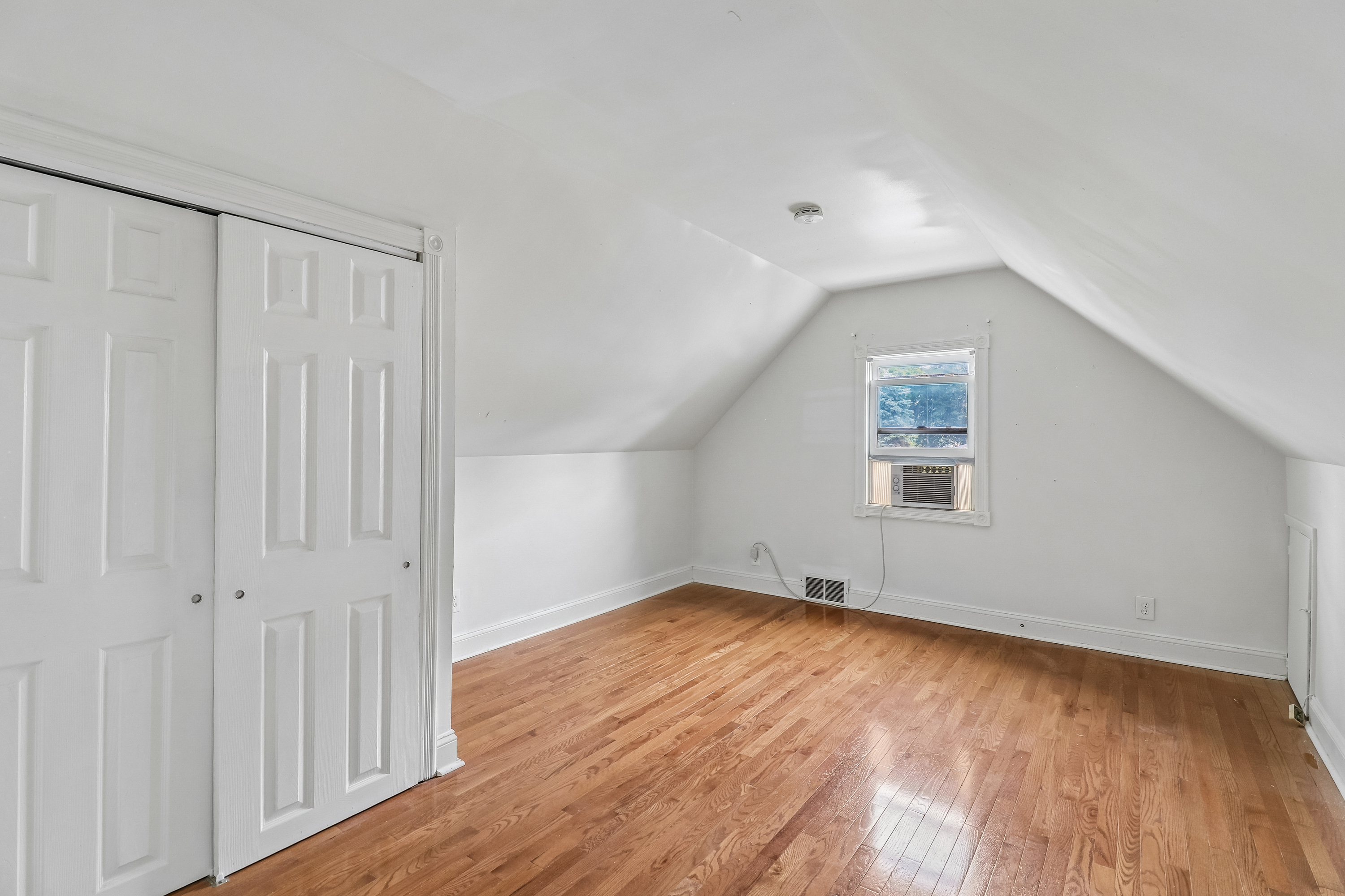 Photo 19 of 35 of 4811 Roslyn Rd, Downers Grove, IL