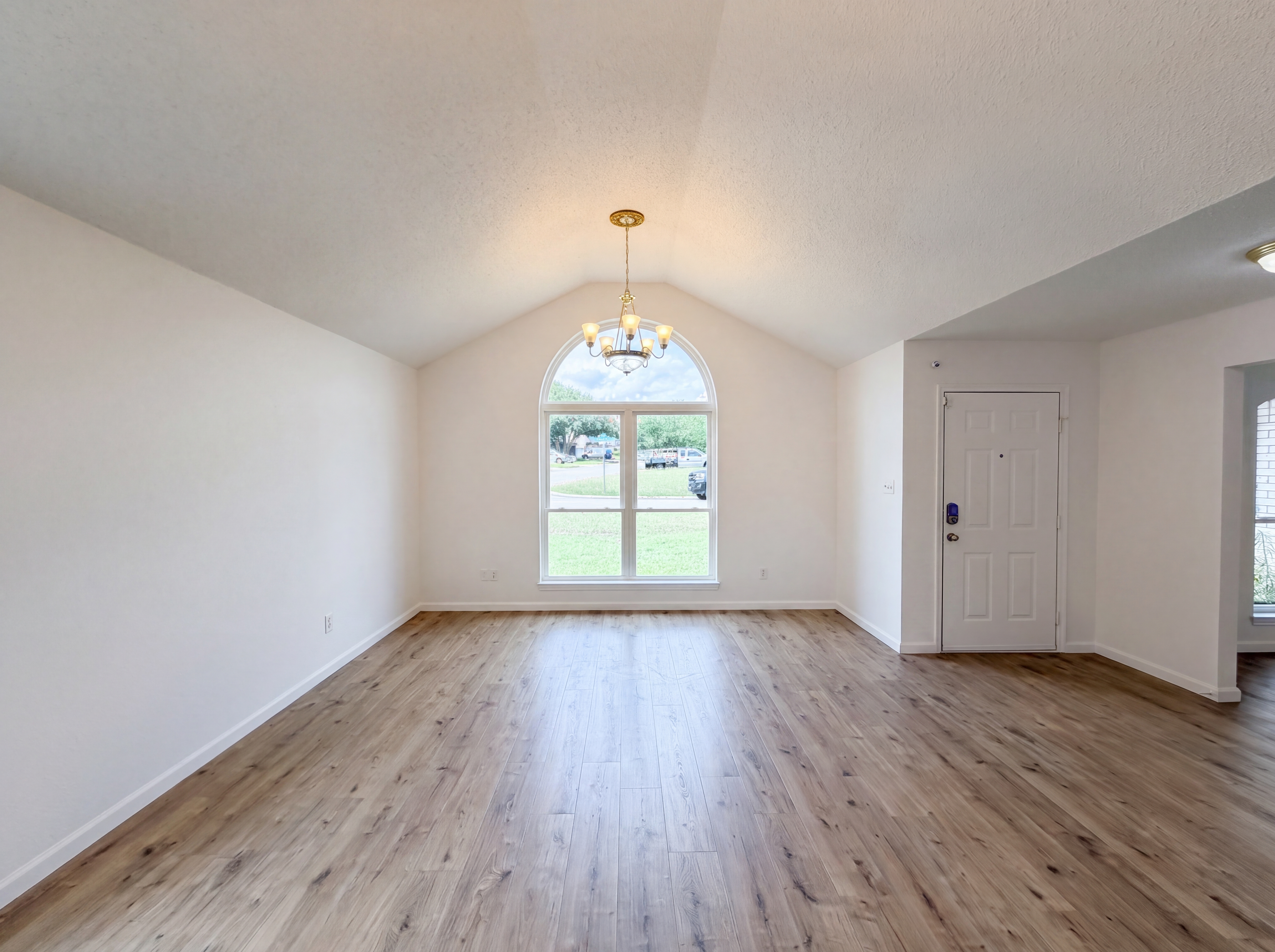 Photo 7 of 22 of 4700 Maryannes Meadow Dr, Fort Worth, TX