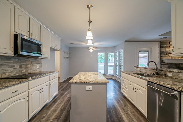 Photo 9 of 36 - 7924 Londonderry Dr, North Richland Hills, TX 76182