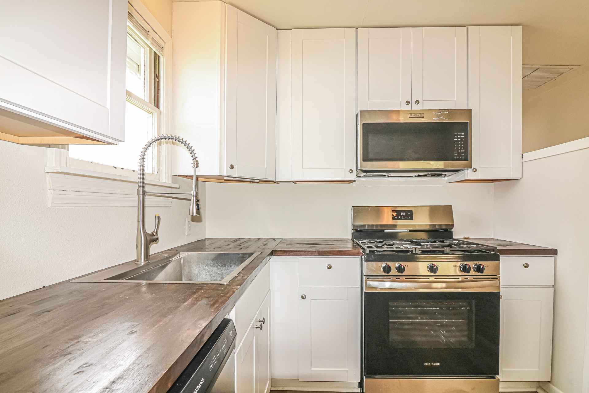 Photo 10 of 21 of 716 8th St, Portland, TX