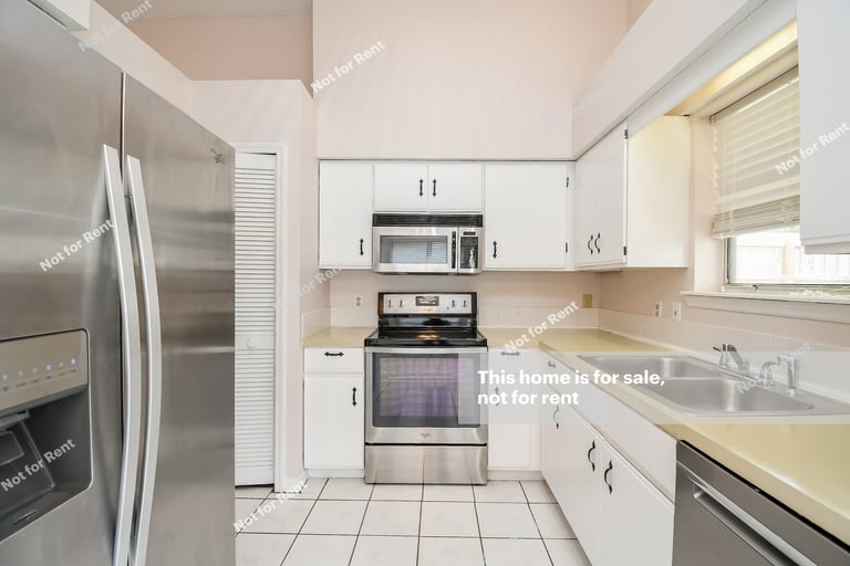 Photo 13 of 27 - 6736 Newgate Cir E, Jacksonville, FL 32244