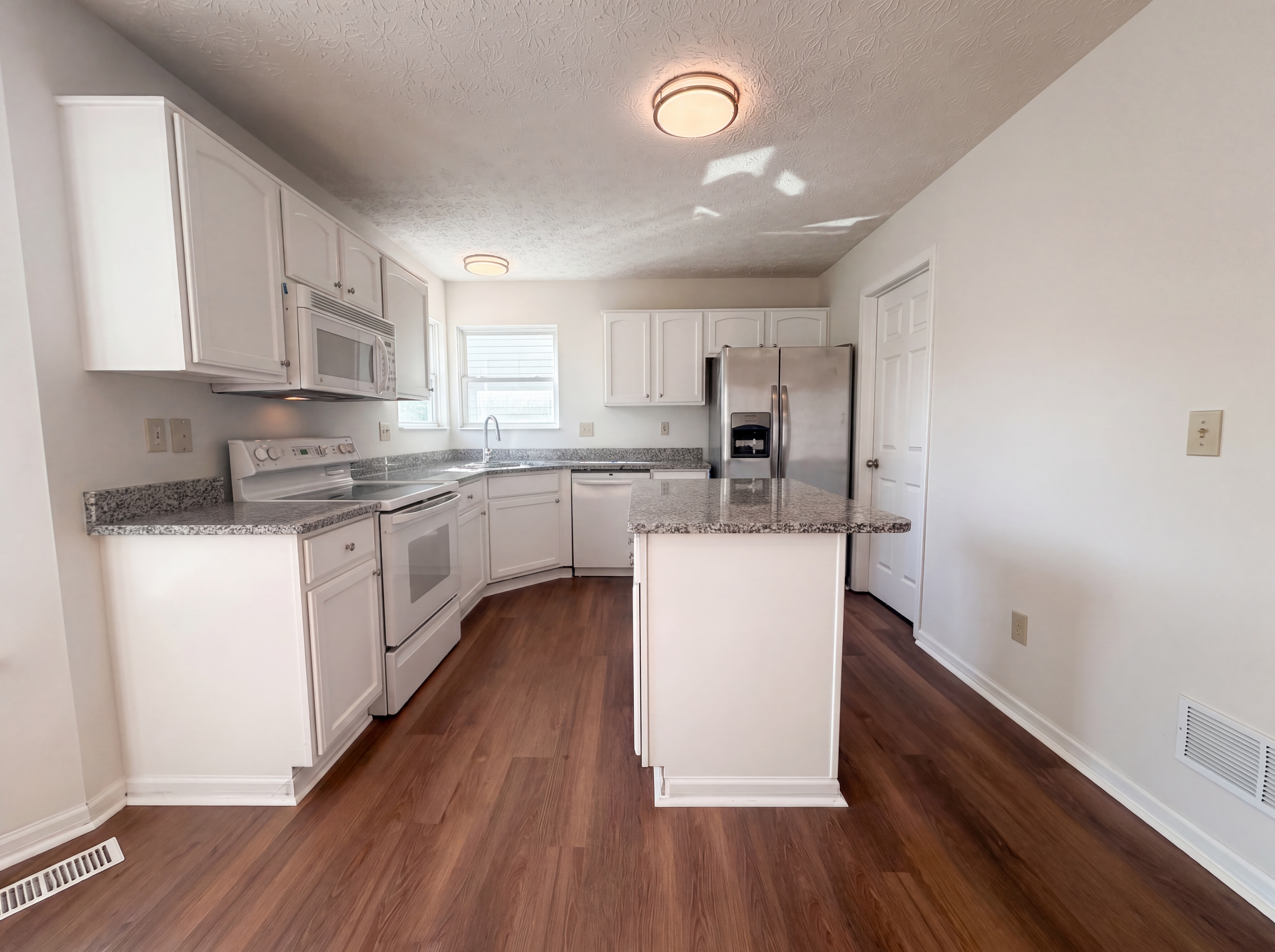 Photo 2 of 30 of 5074 Langcroft Dr, Hilliard, OH