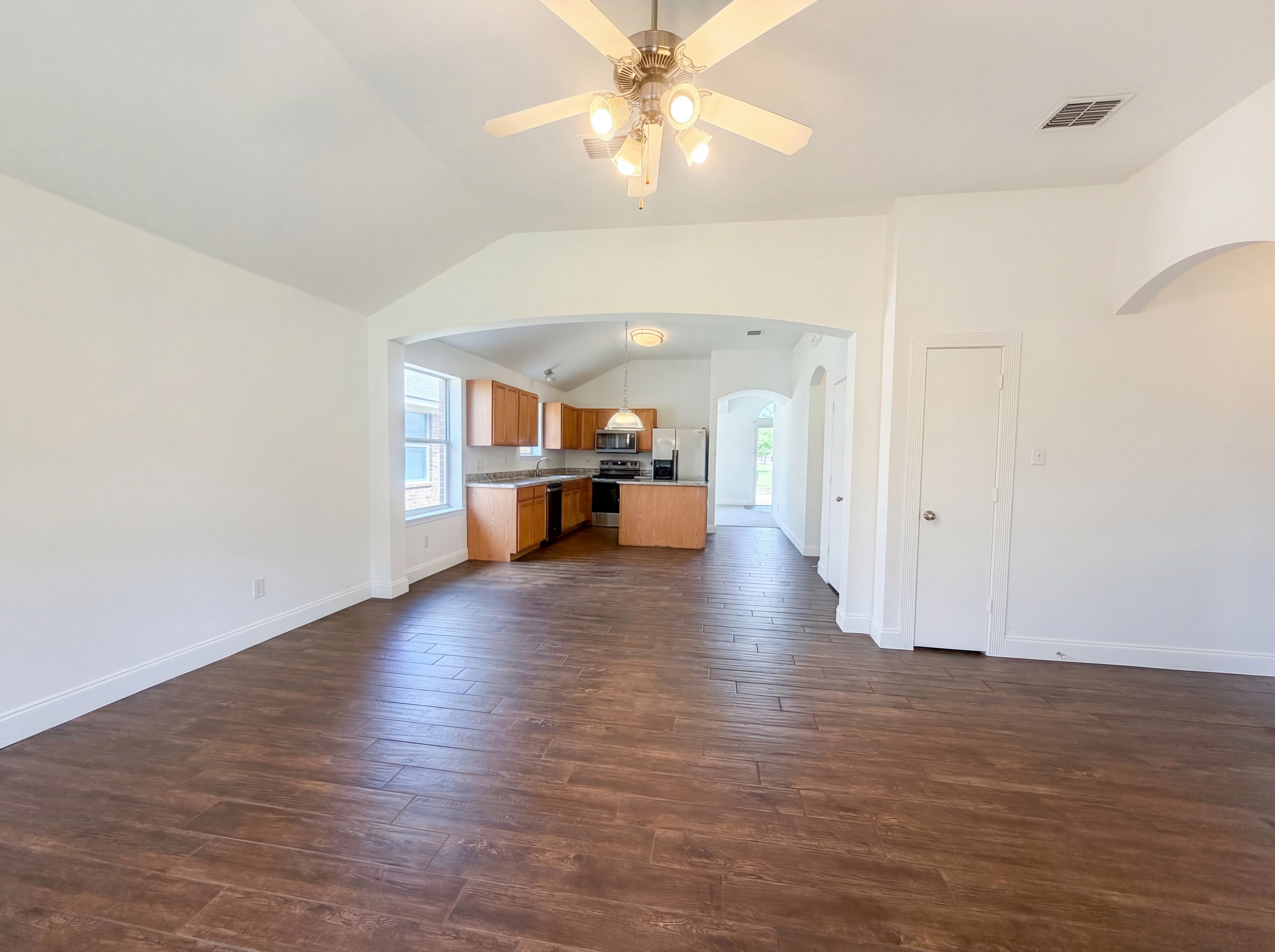 Photo 8 of 19 of 2563 Taos Dr, Grand Prairie, TX