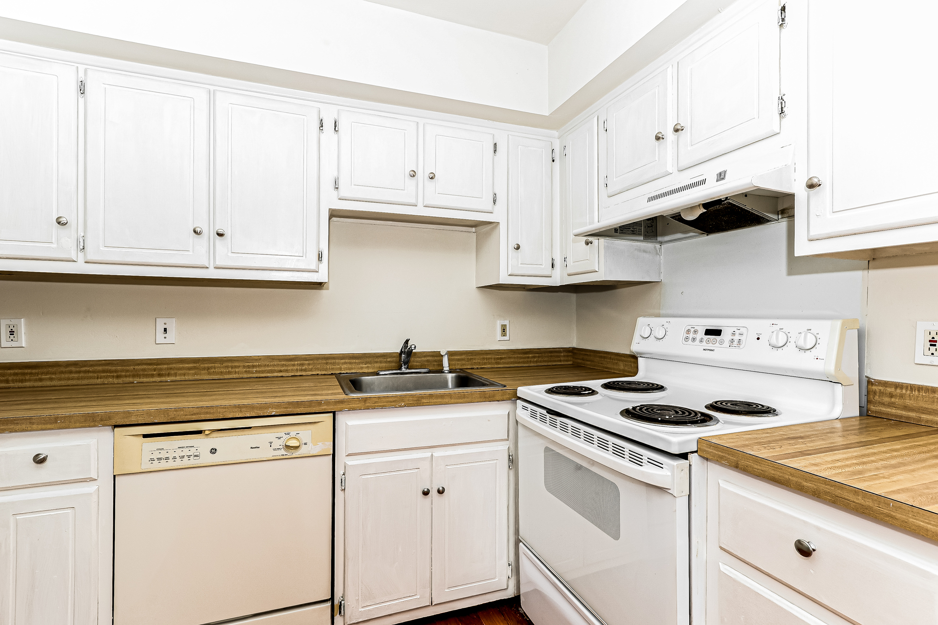 Photo 2 of 23 of 5200 Hilltop Dr, Brookhaven, PA