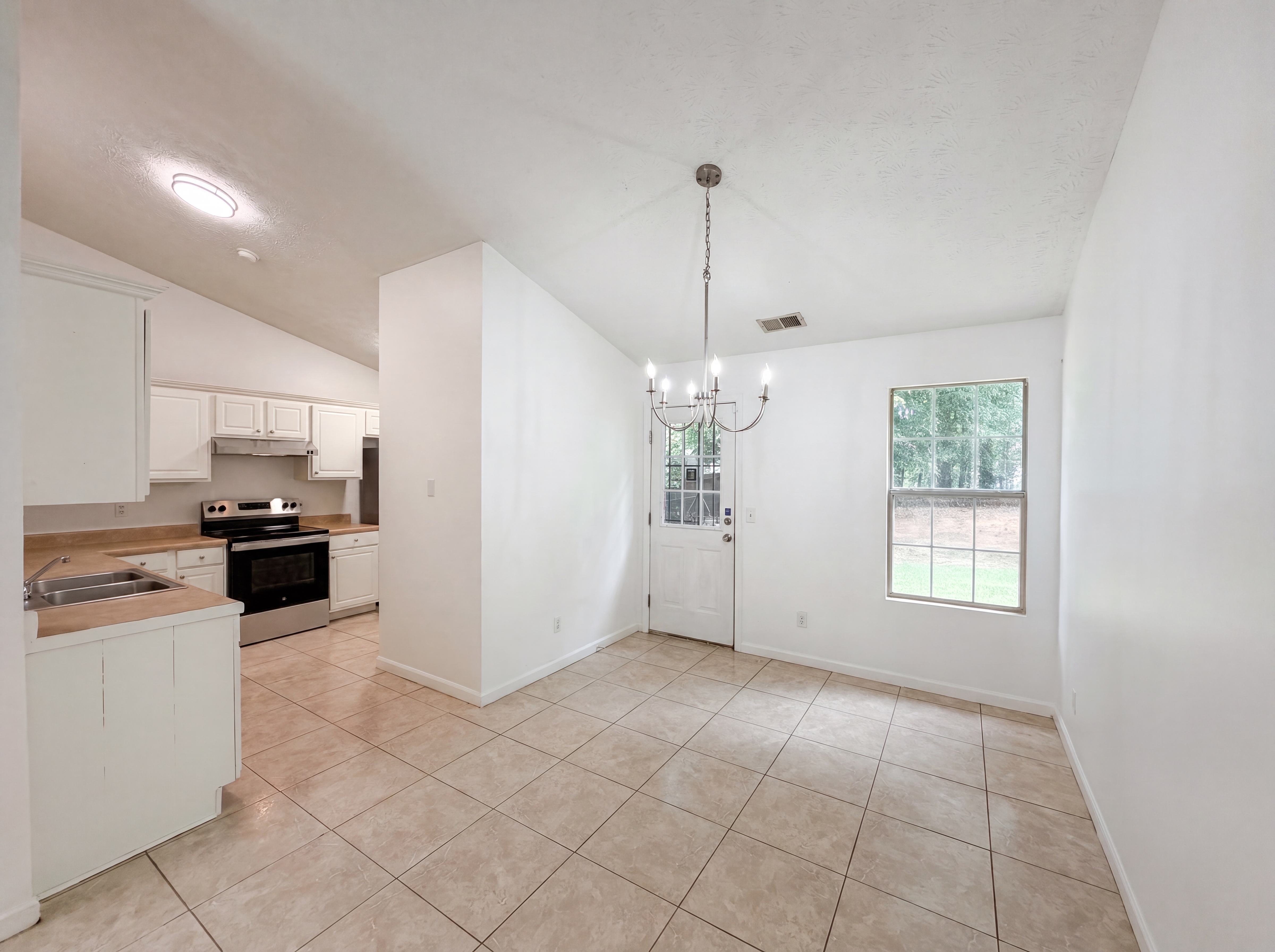 Photo 6 of 23 of 3353 Homeward Trl, Ellenwood, GA