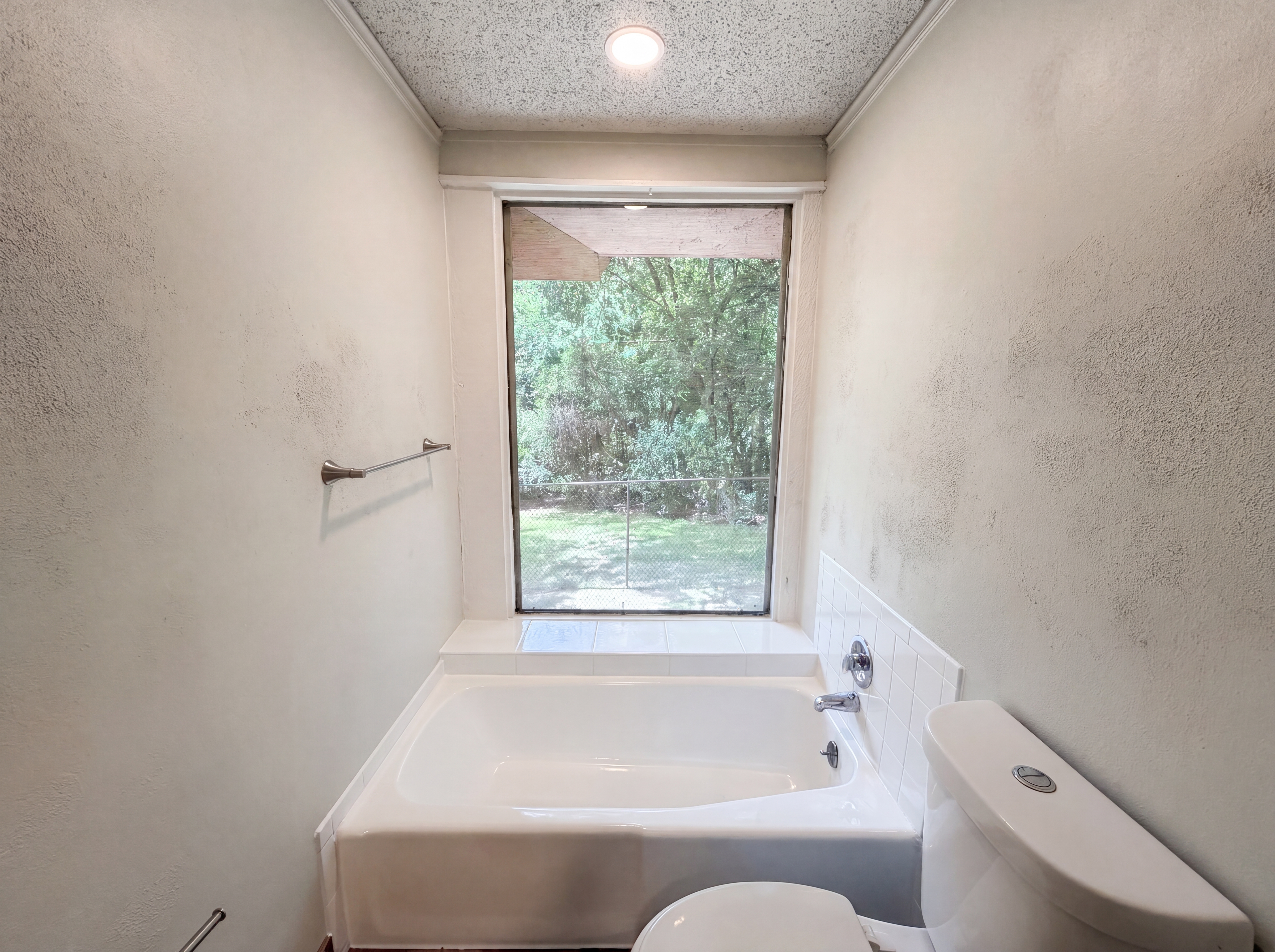 Photo 13 of 17 of 202 Vanshire Rd W, Lakeside, TX