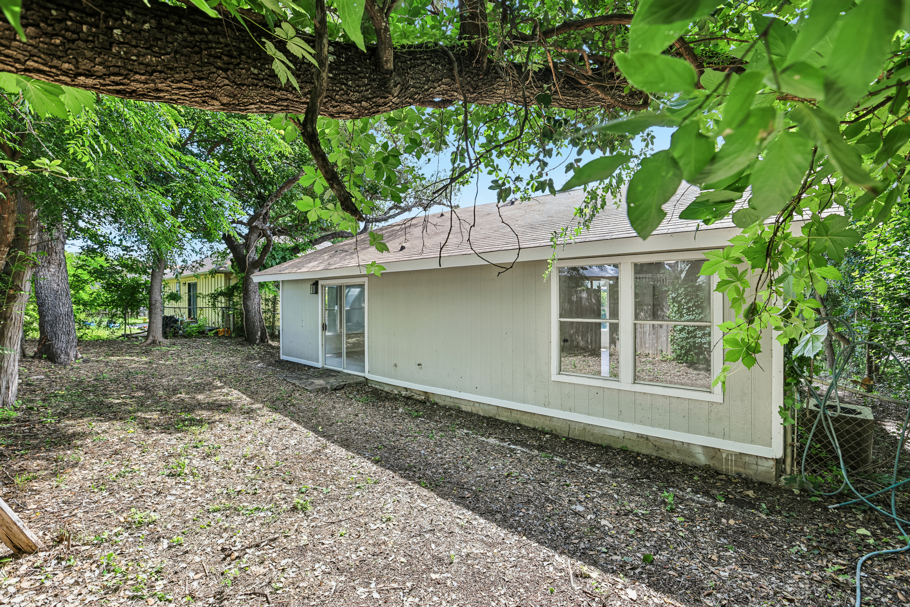 Photo 12 of 35 of 11016 Oak St, Jonestown, TX