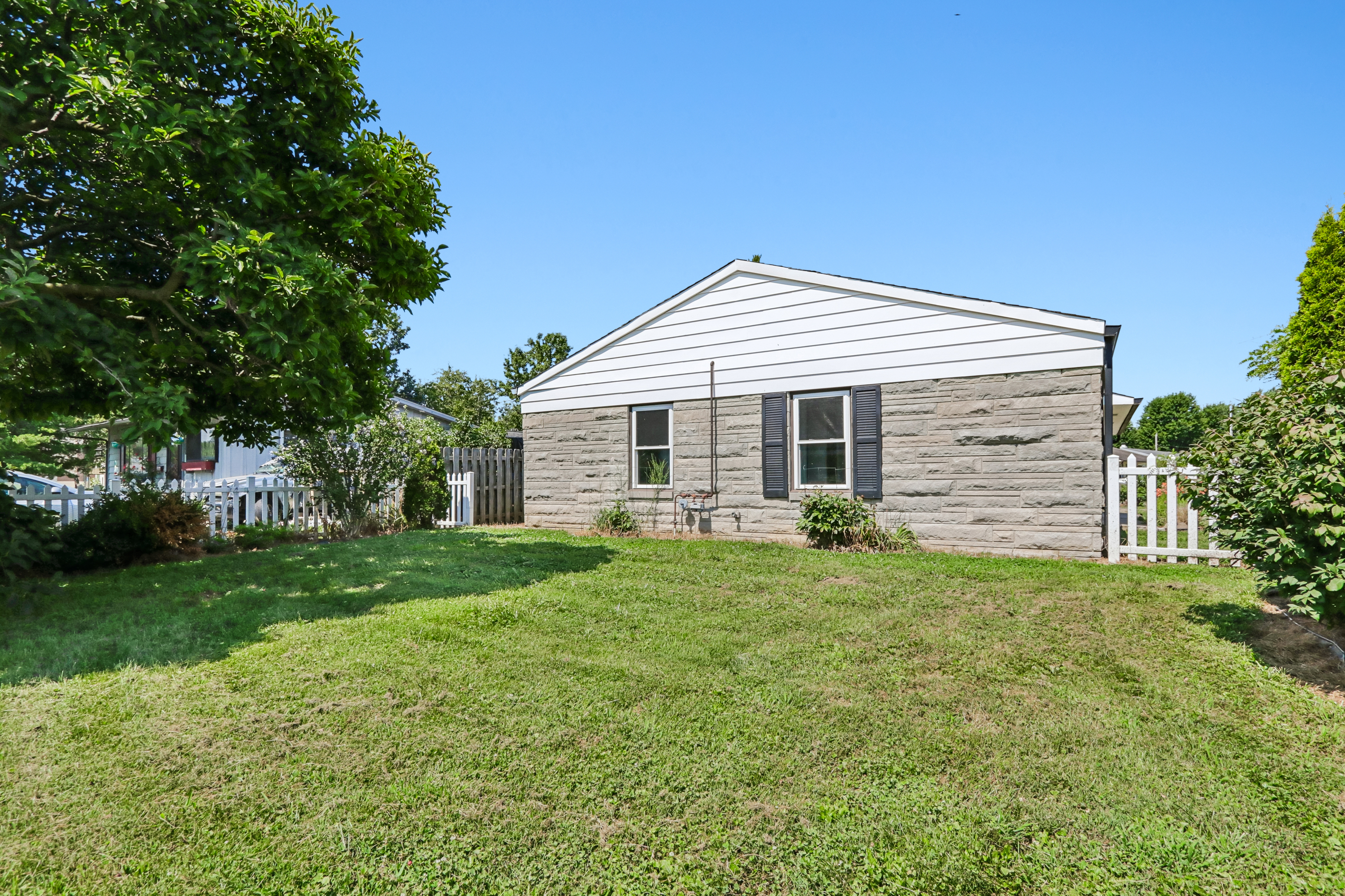 Photo 5 of 31 of 1006 Longfellow Ln, Plainfield, IN