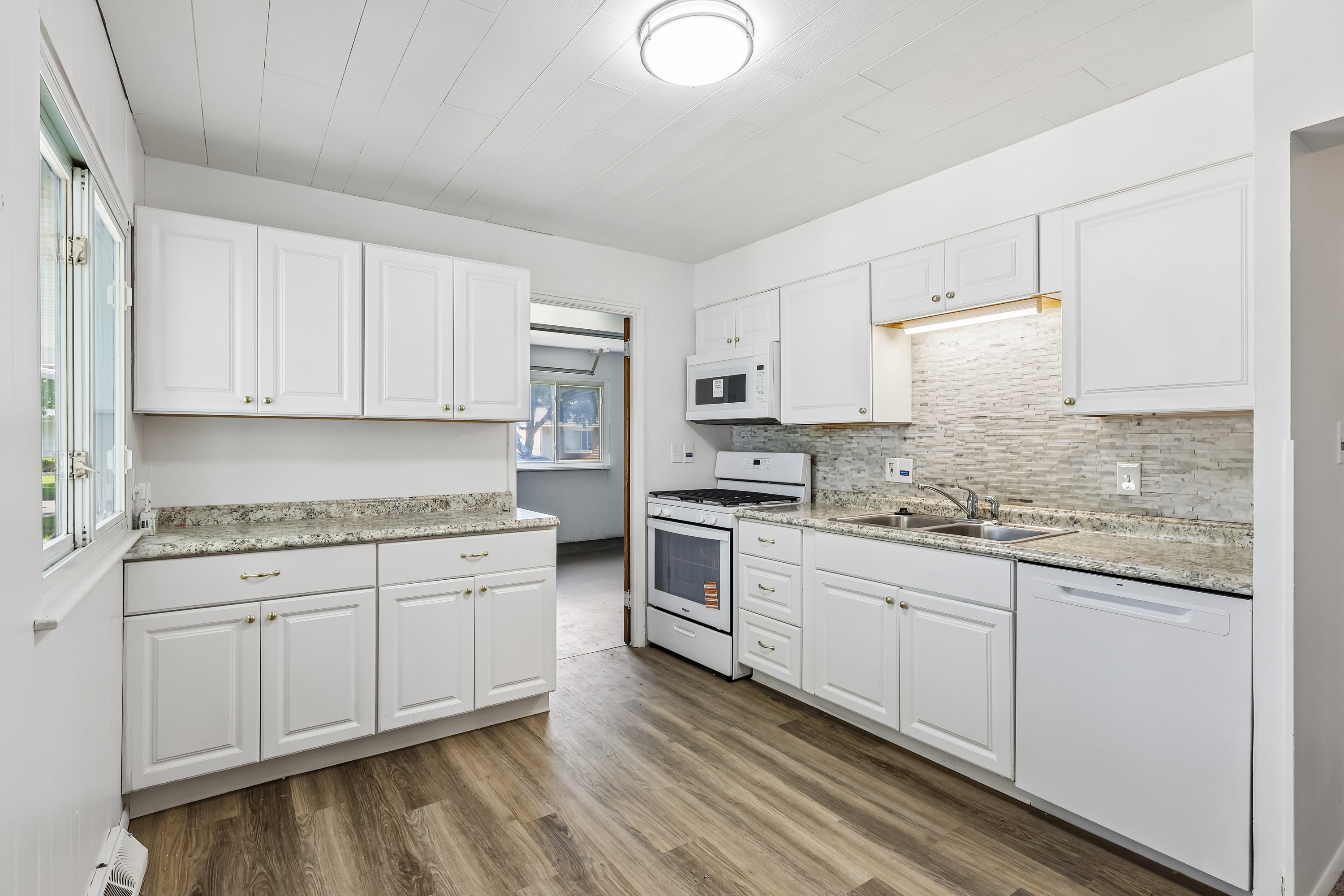 Photo 2 of 33 of 9011 Manorford Dr, Cleveland, OH