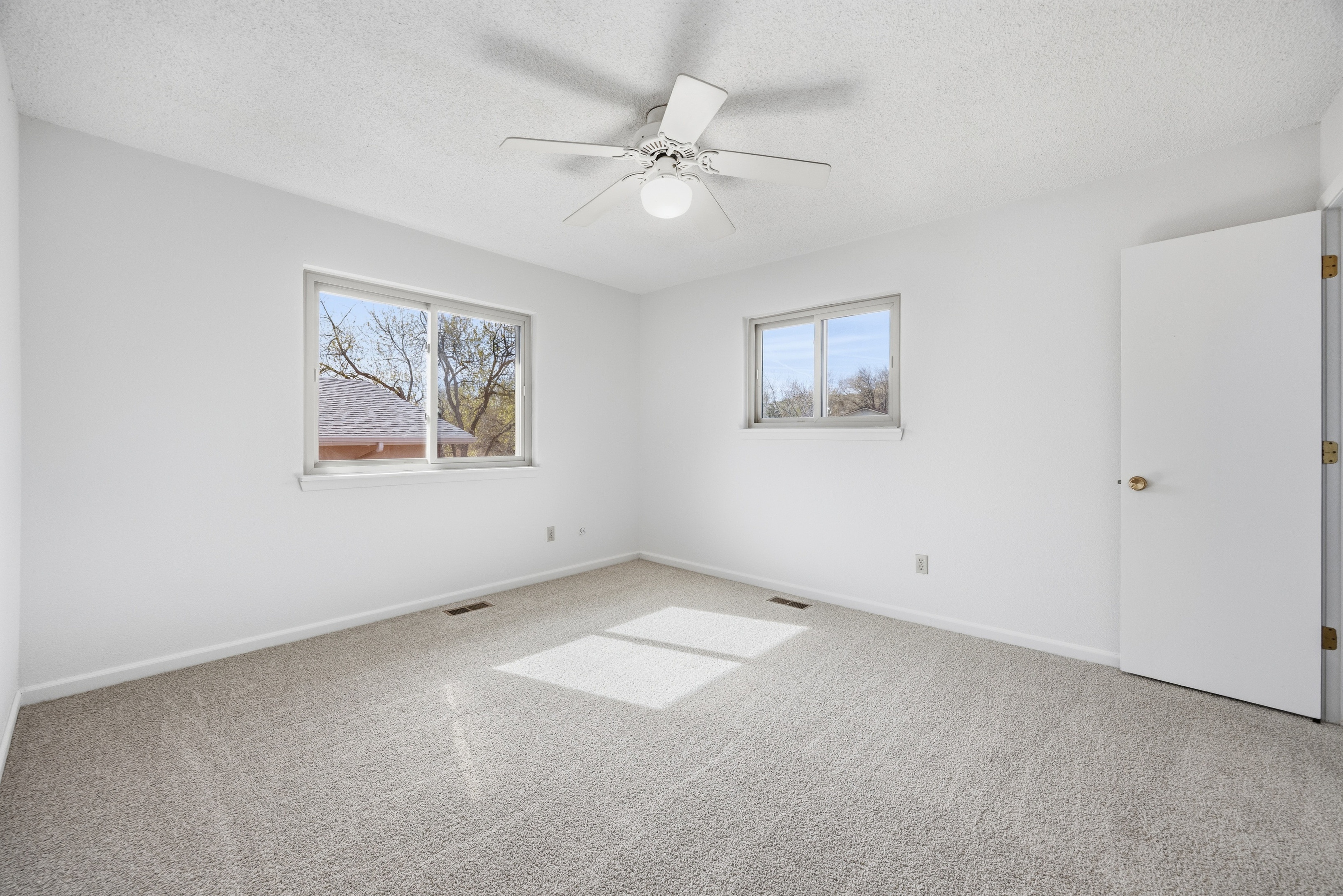 Photo 13 of 51 of 912 Amsterdam Dr, Colorado Springs, CO